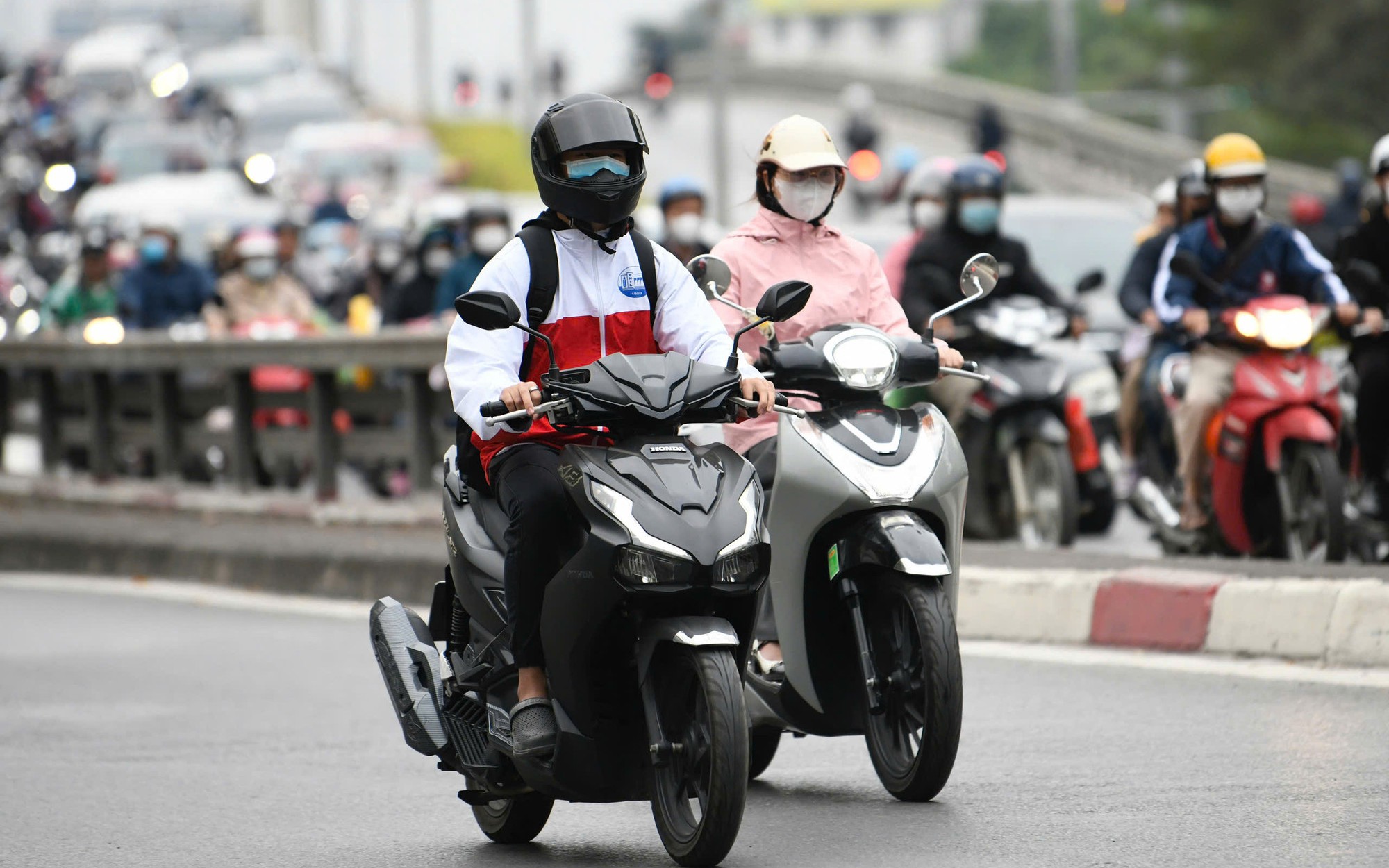 Nắng nóng năm nay đến sớm và gay gắt hơn trung bình nhiều năm- Ảnh 2. Miền Bắc tăng nhiệt, Hà Nội lên 28 độ, Nam Bộ nắng nóng cục bộ trên 35 độ