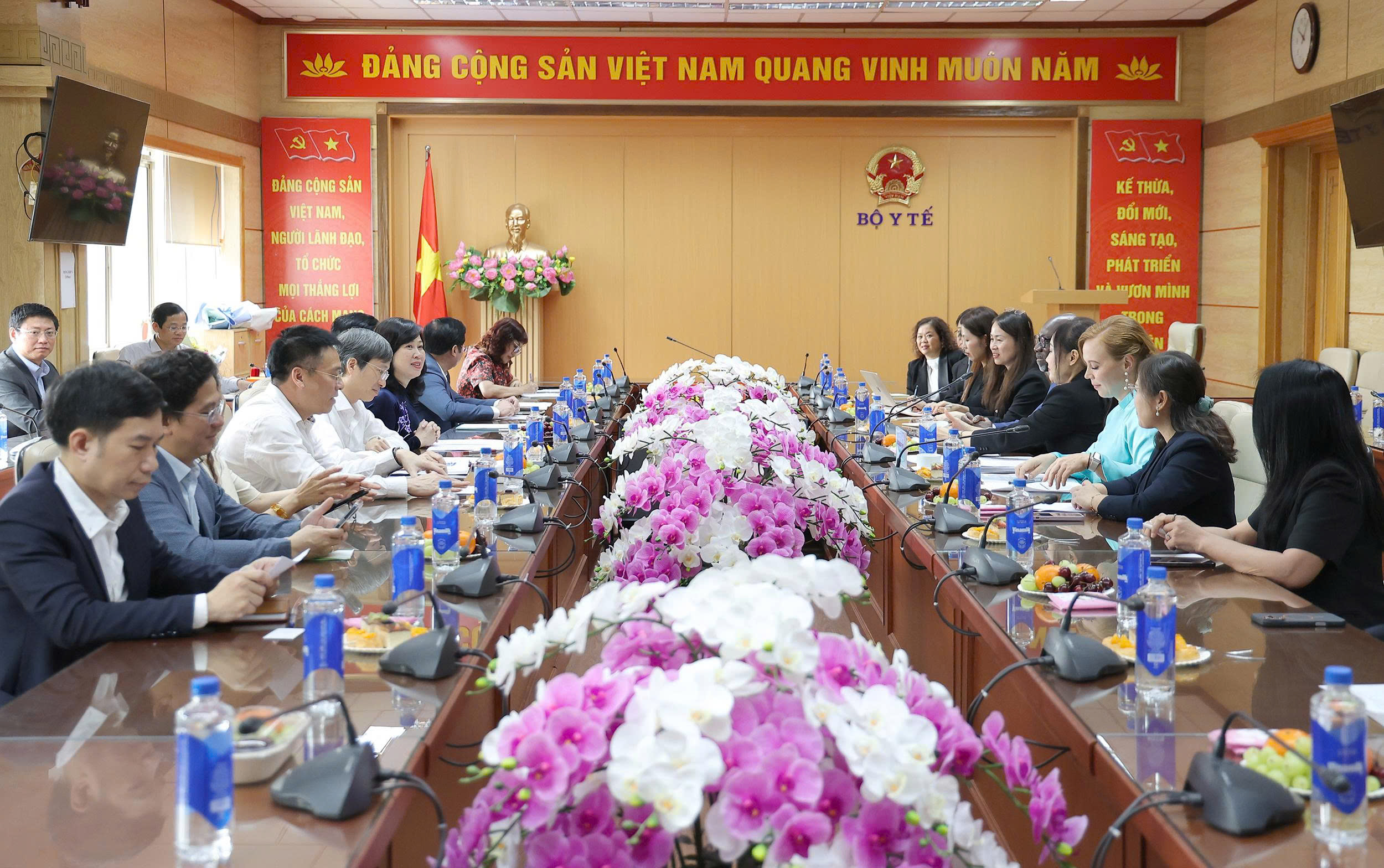 Bộ trưởng Đào Hồng Lan tiếp và làm việc với Chủ tịch khu vực châu Á - Thái Bình Dương của MSD- Ảnh 2.