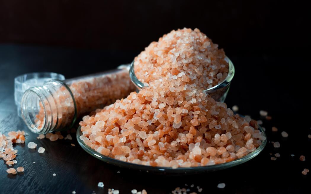 Dùng muối hạt thay muối iod: Thói quen tưởng lành mạnh nhưng chưa chắc phù hợp- Ảnh 3. Muối hồng Himalaya có tốt hơn muối thường không?