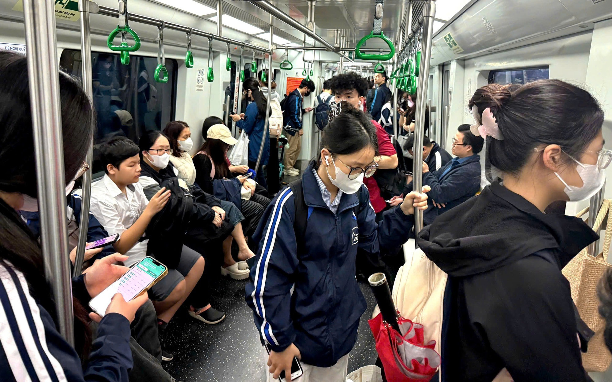 Nhiều người bỏ xe riêng, chọn tàu điện, xe buýt để di chuyển