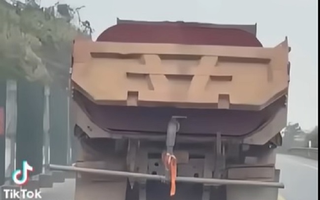 Lái xe tải đi chậm trên cao tốc Nội Bài – Lào Cai bị phạt 23 triệu đồng