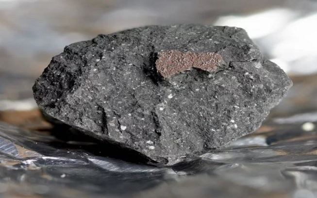 Dàn cảnh mua bán ‘đá thiên thạch’ cướp 1,5 tỷ đồng rồi trốn sang Campuchia- Ảnh 2.