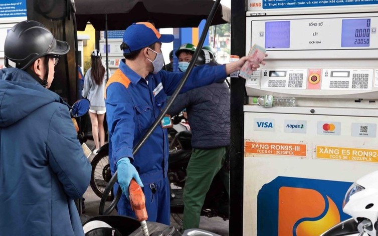 Giá xăng dầu tăng mạnh, mặt hàng RON95-III lên ngưỡng 30.690 đồng mỗi lít