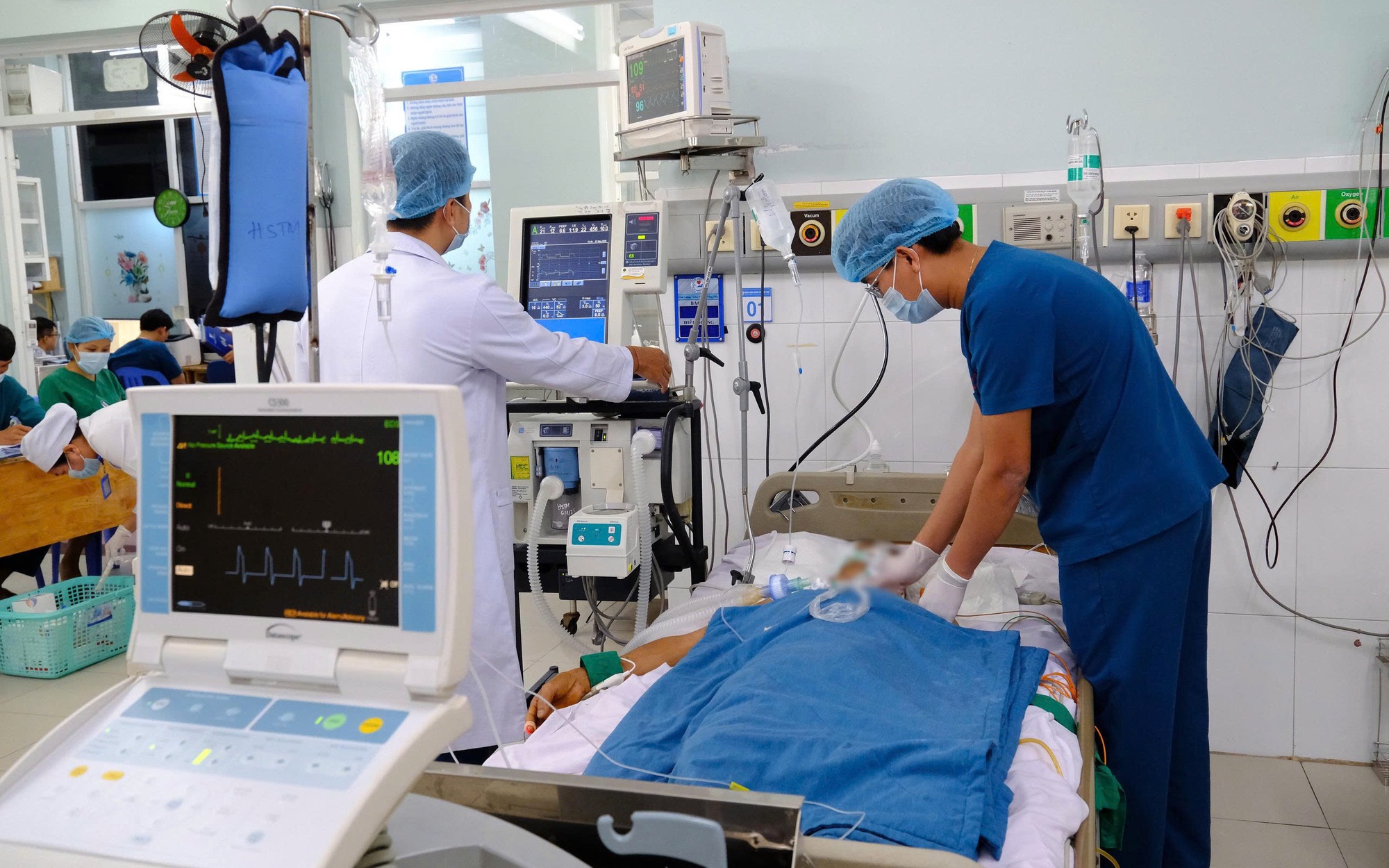 Cứu sống người đàn ông nhồi máu cơ tim cấp dị dạng động mạch vành hiếm gặp- Ảnh 4. Chạy đua "thời gian vàng" cứu nhiều ca nhồi máu cơ tim cấp nguy kịch