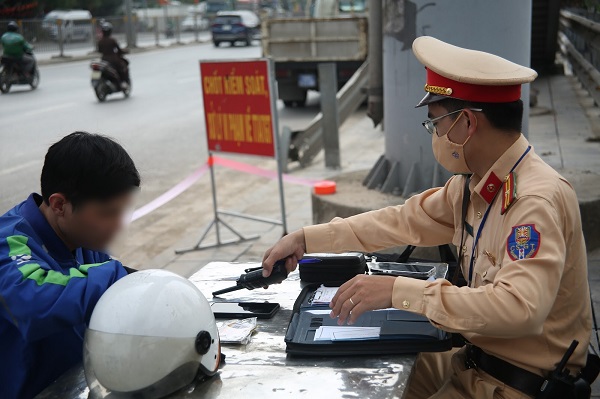 Hà Nội: Shipper cố tình vượt rào chắn, kẹt cứng giữa đường ngang khi tàu sắp đến- Ảnh 2.