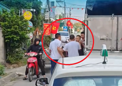 Nhường đường cho ô tô đi, tài xế xe tải bất ngờ bị 3 thanh niên lao vào đánh- Ảnh 1.
