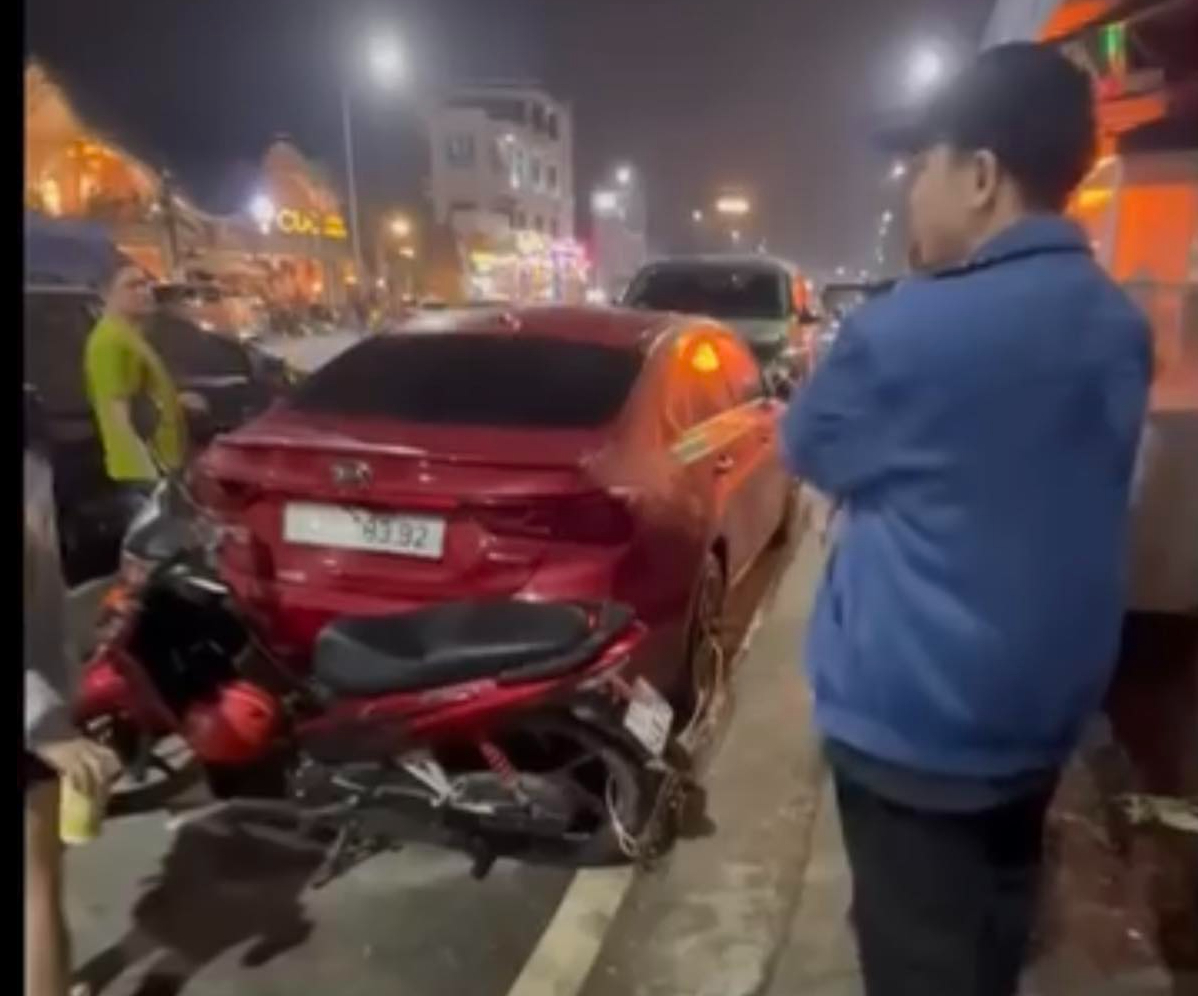 Thông tin mới nhất vụ khóa xe máy vào ô tô vì đỗ trước cửa hàng mình thuê- Ảnh 1.