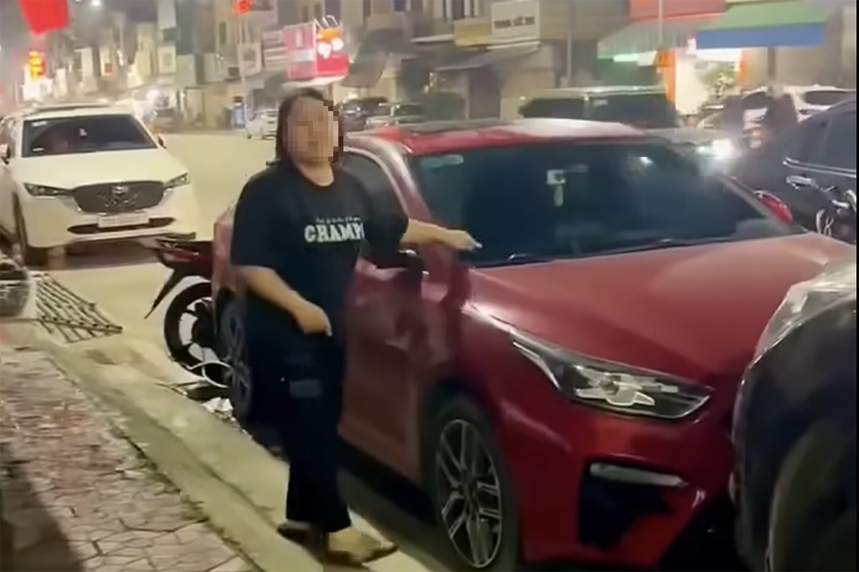 Thông tin mới nhất vụ khóa xe máy vào ô tô vì đỗ trước cửa hàng mình thuê- Ảnh 2.