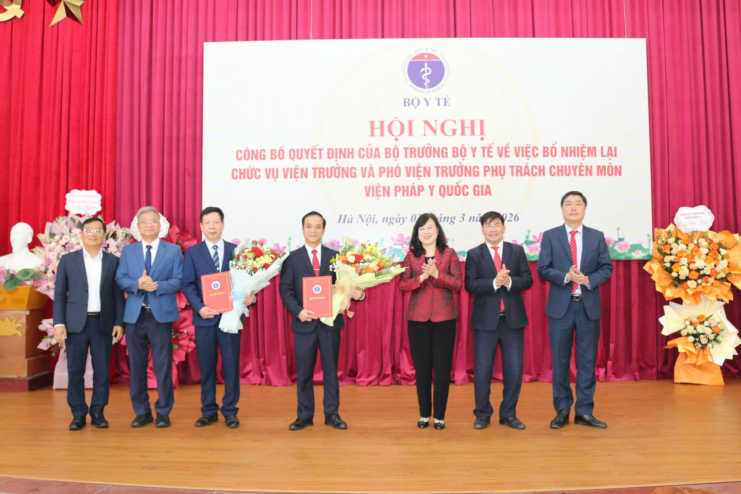 Bộ trưởng Đào Hồng Lan trao quyết định bổ nhiệm lại Viện trưởng, Phó Viện trưởng Viện Pháp y Quốc gia- Ảnh 1. Bộ trưởng Đào Hồng Lan trao quyết định bổ nhiệm lại Viện trưởng, Phó Viện trưởng Viện Pháp y Quốc gia- Ảnh 1.