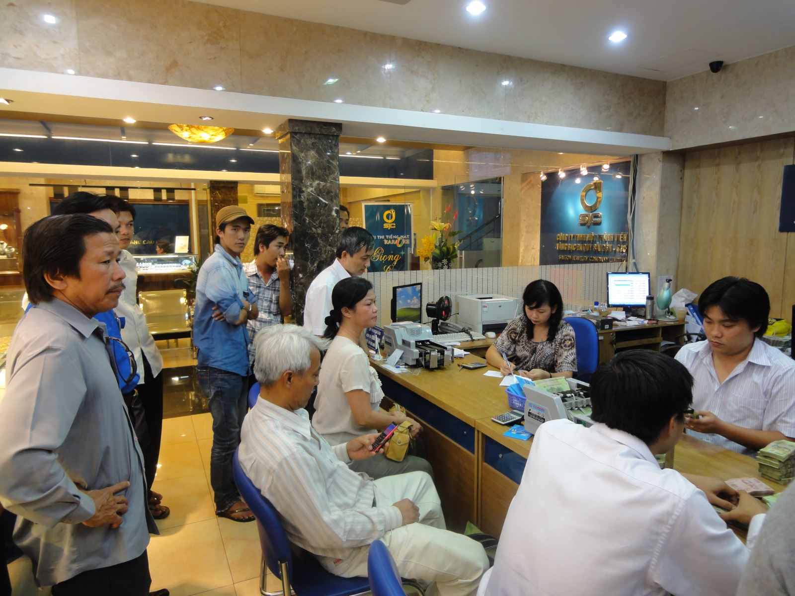 Có nên 'đu đỉnh' mua vàng lúc này?- Ảnh 2. Có nên 'đu đỉnh' mua vàng lúc này?- Ảnh 2.