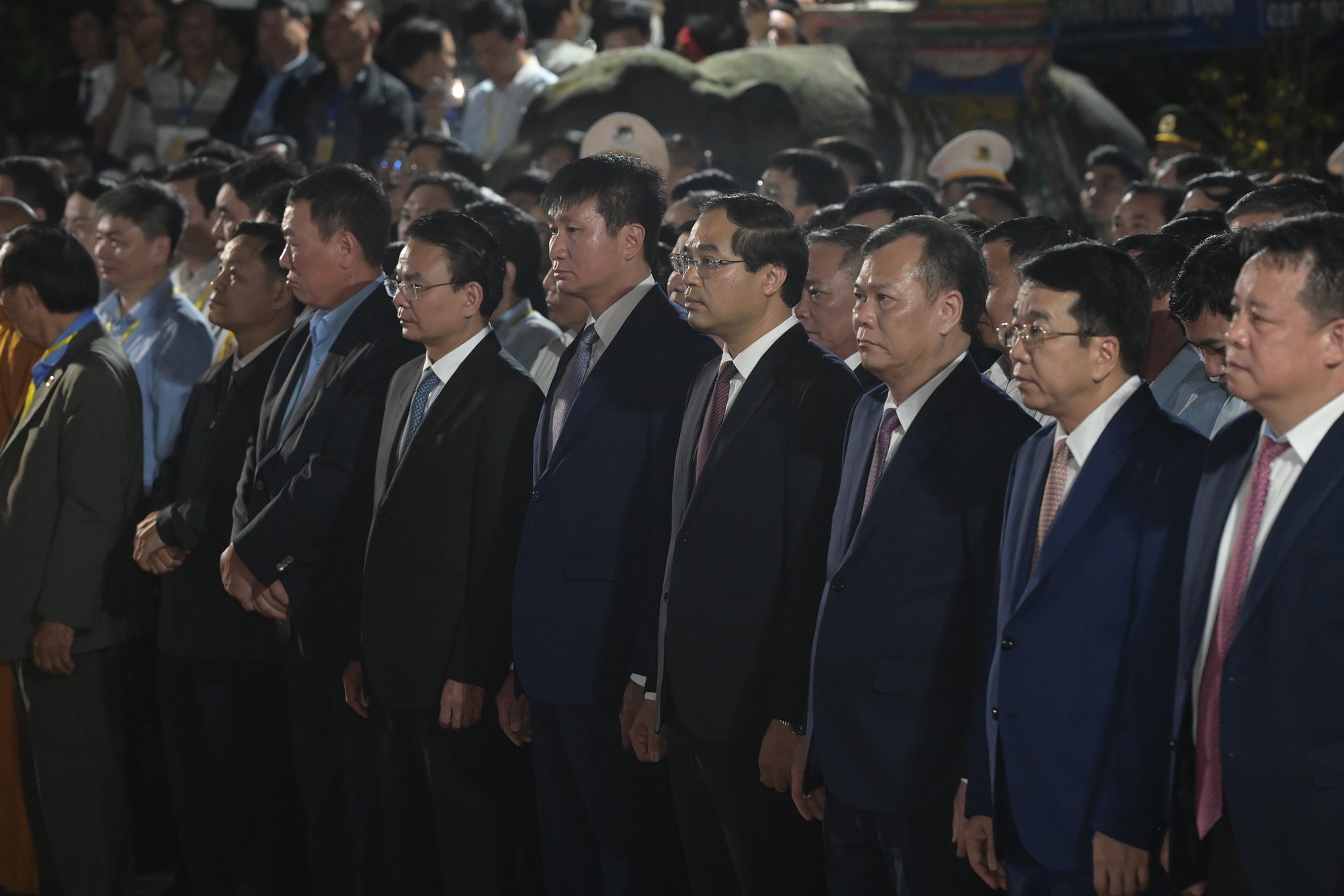 Hàng nghìn người xếp hàng chờ khai ấn Đền Trần Nam Định 2026 trong đêm- Ảnh 1. Hàng nghìn người xếp hàng chờ khai ấn Đền Trần Nam Định 2026 trong đêm- Ảnh 1.