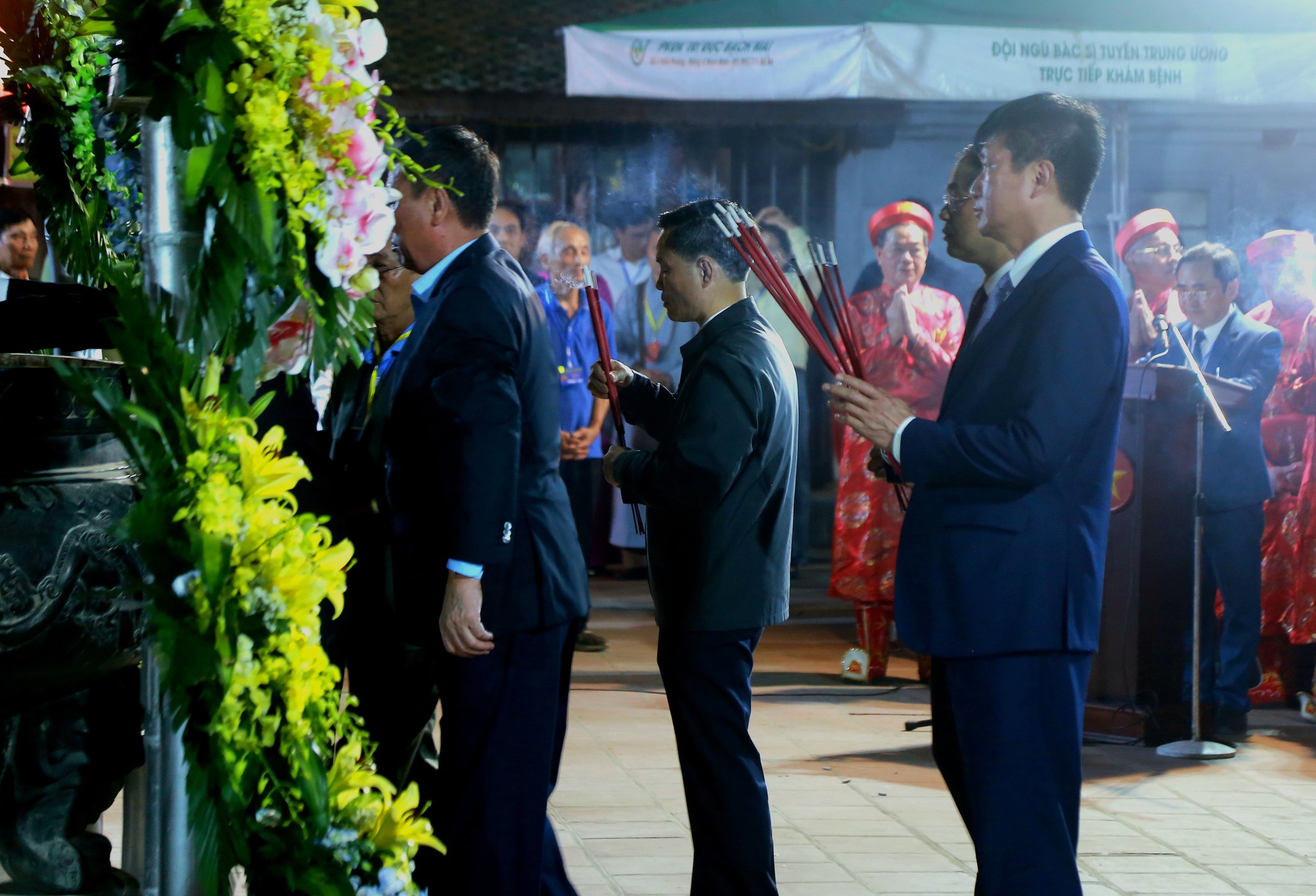 Hàng nghìn người xếp hàng chờ khai ấn Đền Trần Nam Định 2026 trong đêm- Ảnh 2. Hàng nghìn người xếp hàng chờ khai ấn Đền Trần Nam Định 2026 trong đêm- Ảnh 2.