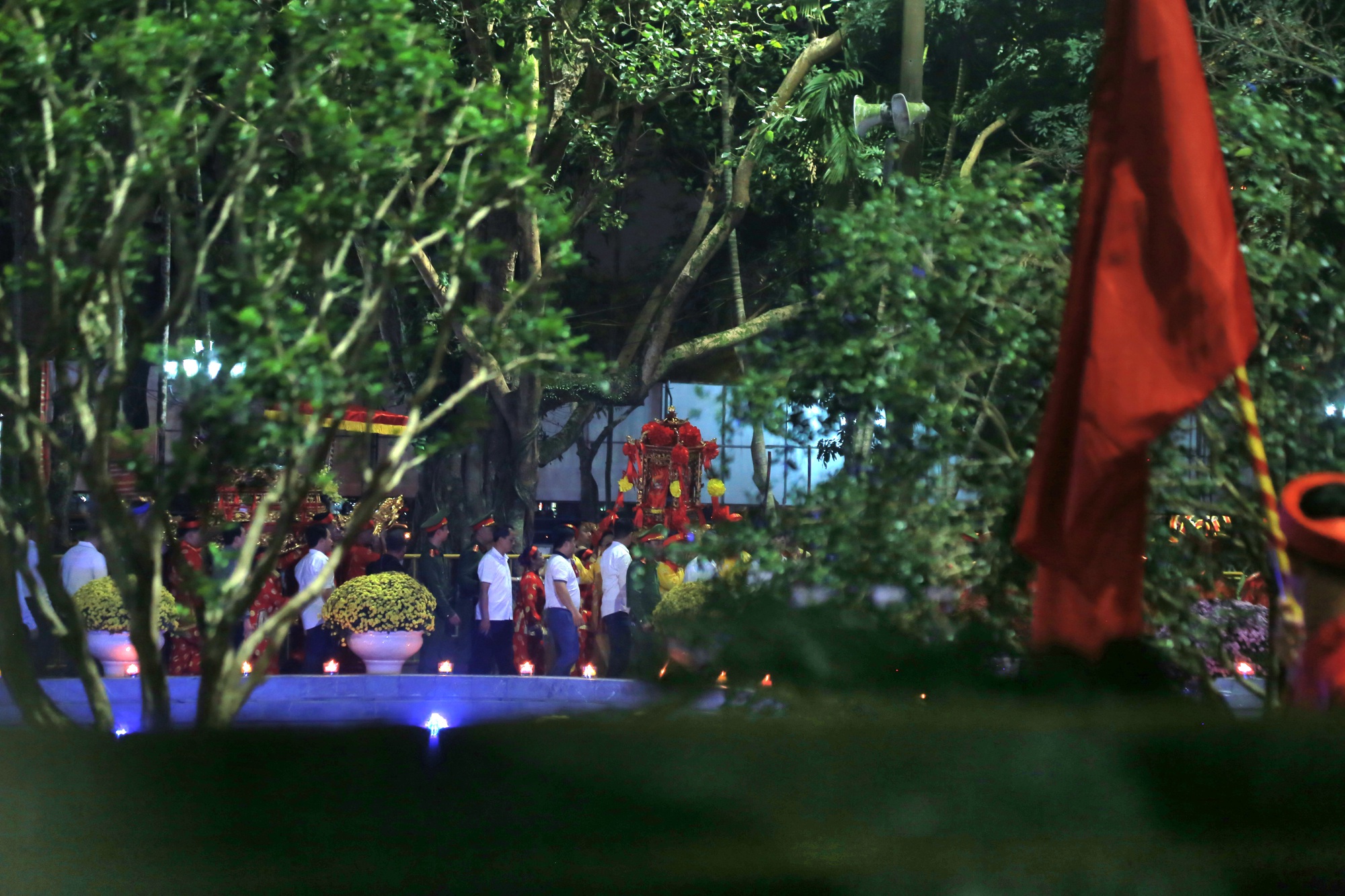 Hàng nghìn người xếp hàng chờ khai ấn Đền Trần Nam Định 2026 trong đêm- Ảnh 7. Hàng nghìn người xếp hàng chờ khai ấn Đền Trần Nam Định 2026 trong đêm- Ảnh 7.