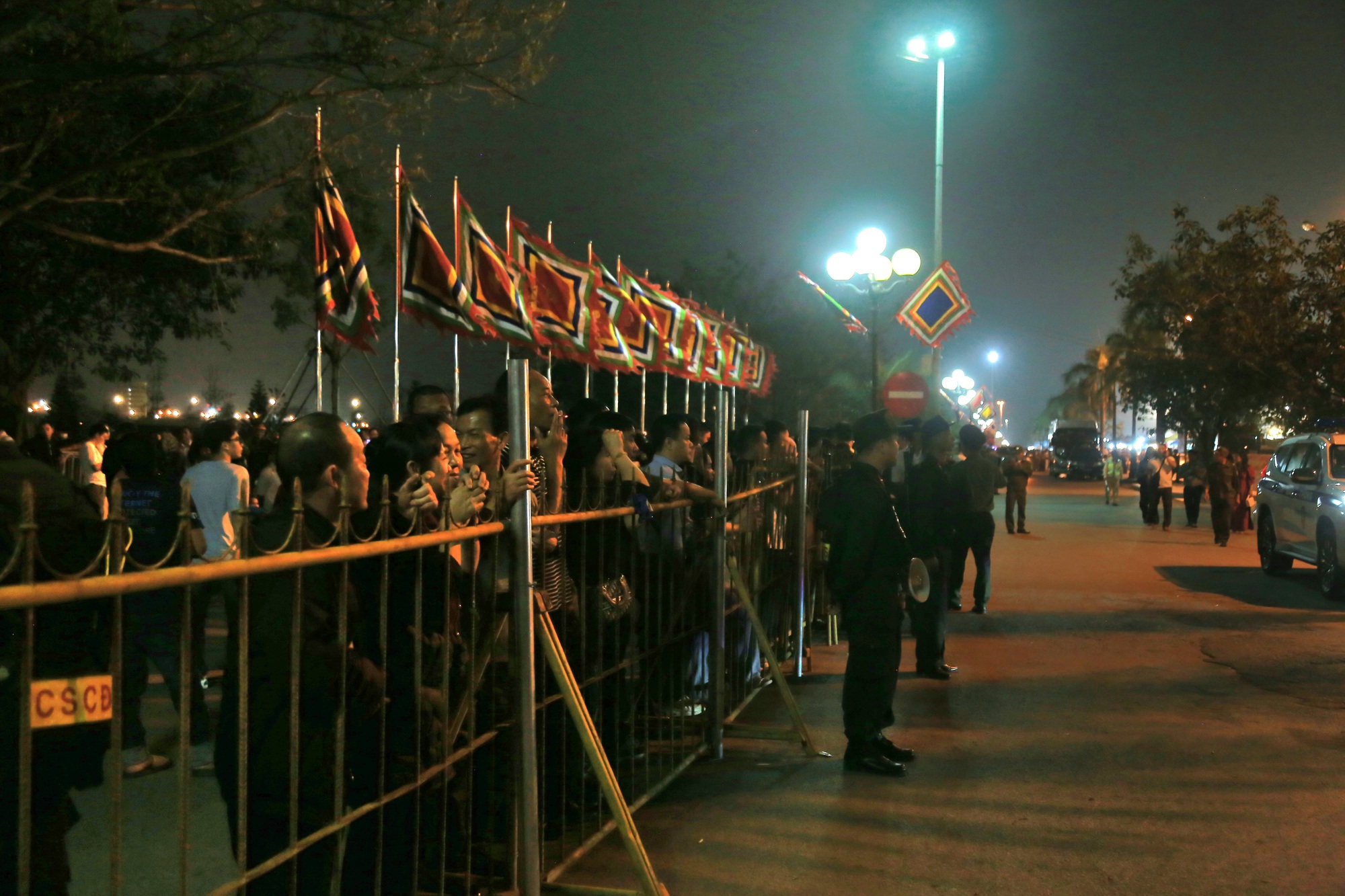 Hàng nghìn người xếp hàng chờ khai ấn Đền Trần Nam Định 2026 trong đêm- Ảnh 12. Hàng nghìn người xếp hàng chờ khai ấn Đền Trần Nam Định 2026 trong đêm- Ảnh 12.