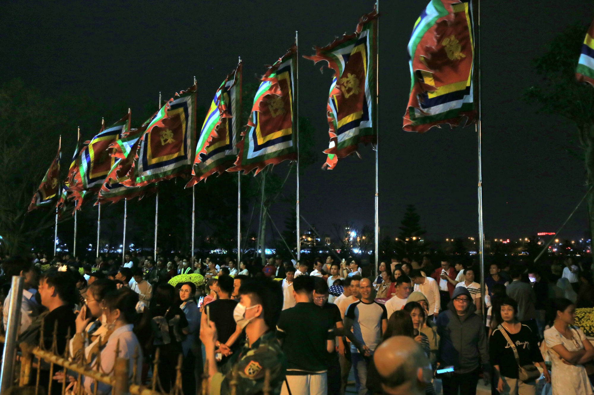 Hàng nghìn người xếp hàng chờ khai ấn Đền Trần Nam Định 2026 trong đêm- Ảnh 3. Hàng nghìn người xếp hàng chờ khai ấn Đền Trần Nam Định 2026 trong đêm- Ảnh 3.