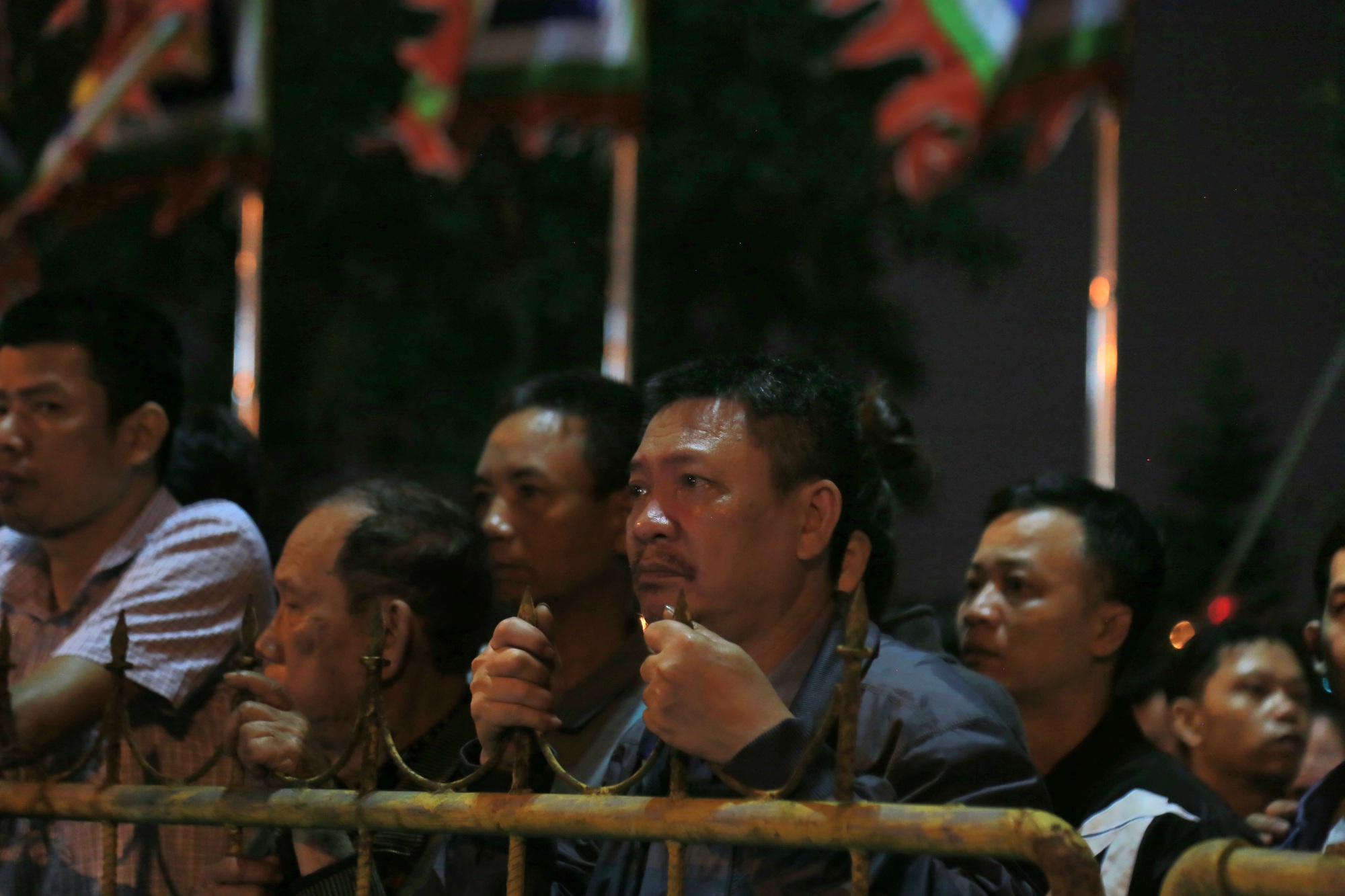 Hàng nghìn người xếp hàng chờ khai ấn Đền Trần Nam Định 2026 trong đêm- Ảnh 9. Hàng nghìn người xếp hàng chờ khai ấn Đền Trần Nam Định 2026 trong đêm- Ảnh 9.