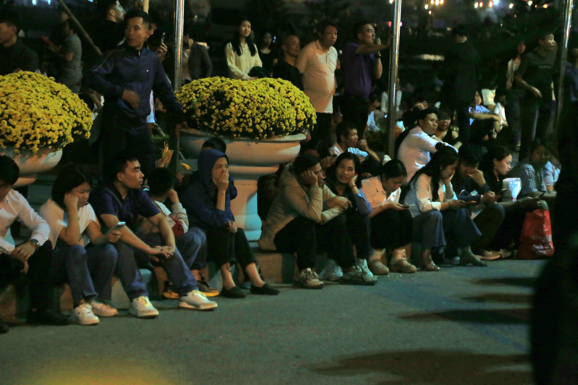 Hàng nghìn người xếp hàng chờ khai ấn Đền Trần Nam Định 2026 trong đêm- Ảnh 5. Hàng nghìn người xếp hàng chờ khai ấn Đền Trần Nam Định 2026 trong đêm- Ảnh 5.