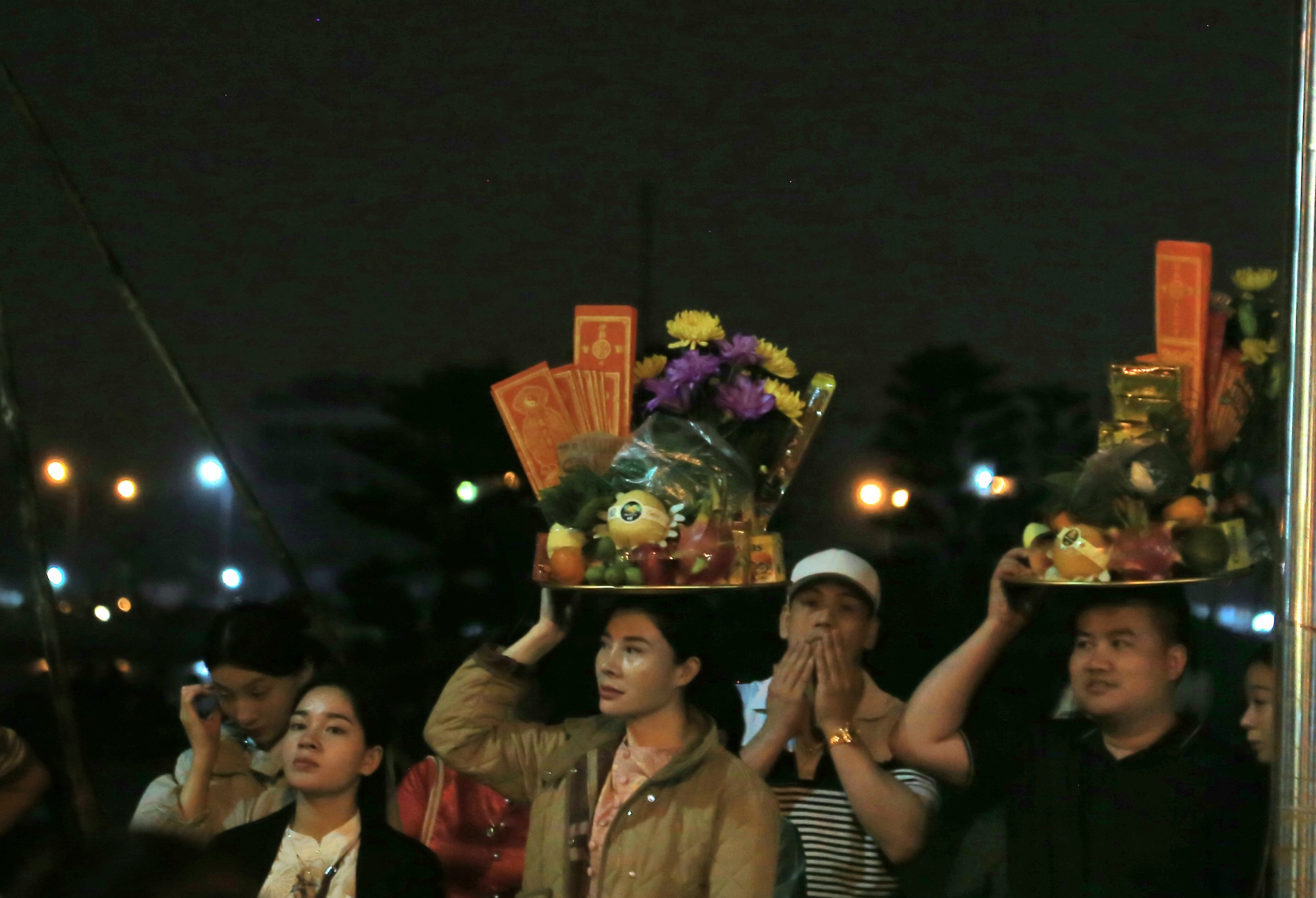 Hàng nghìn người xếp hàng chờ khai ấn Đền Trần Nam Định 2026 trong đêm- Ảnh 6. Hàng nghìn người xếp hàng chờ khai ấn Đền Trần Nam Định 2026 trong đêm- Ảnh 6.