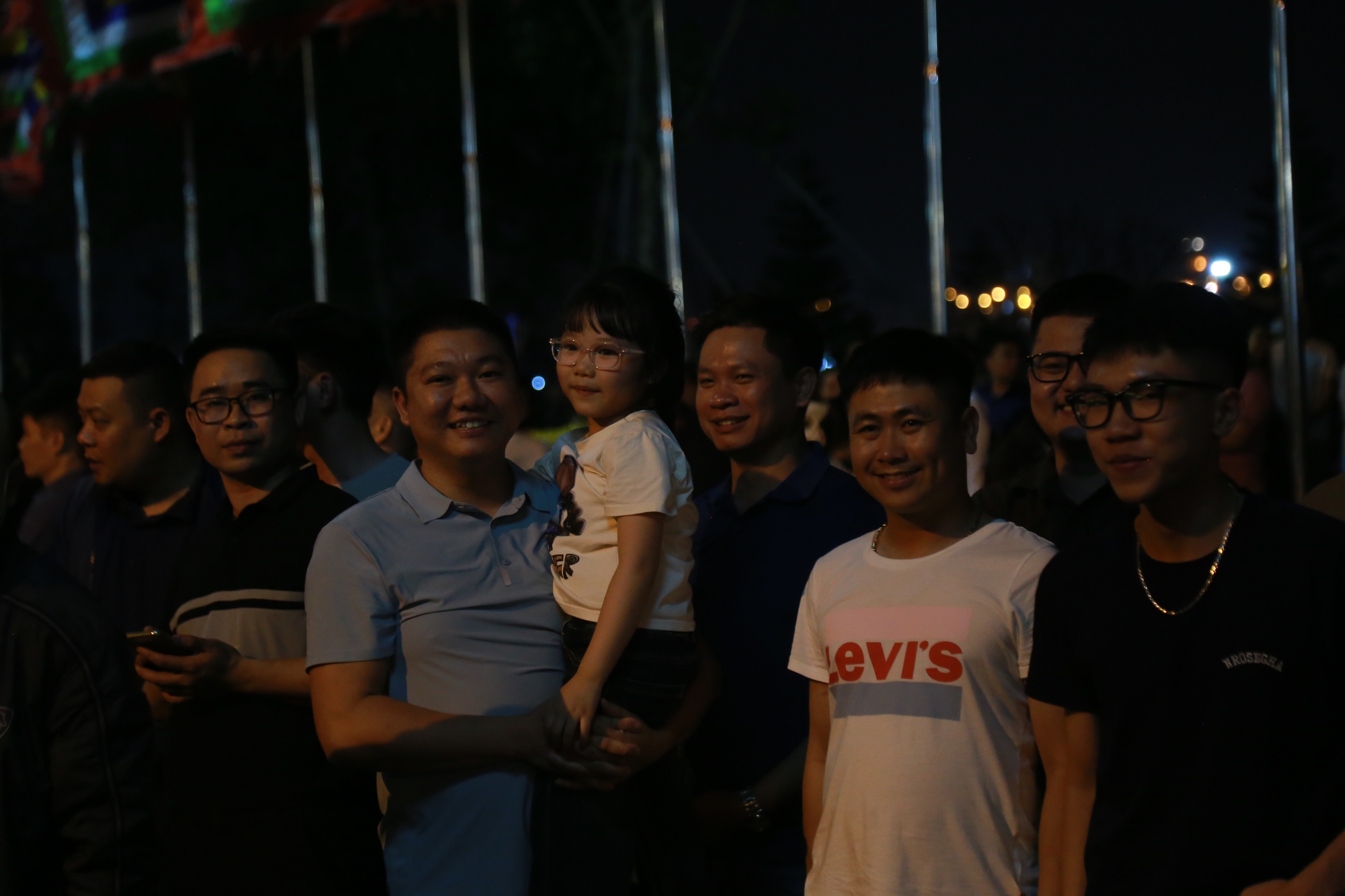 Hàng nghìn người xếp hàng chờ khai ấn Đền Trần Nam Định 2026 trong đêm- Ảnh 10. Hàng nghìn người xếp hàng chờ khai ấn Đền Trần Nam Định 2026 trong đêm- Ảnh 10.