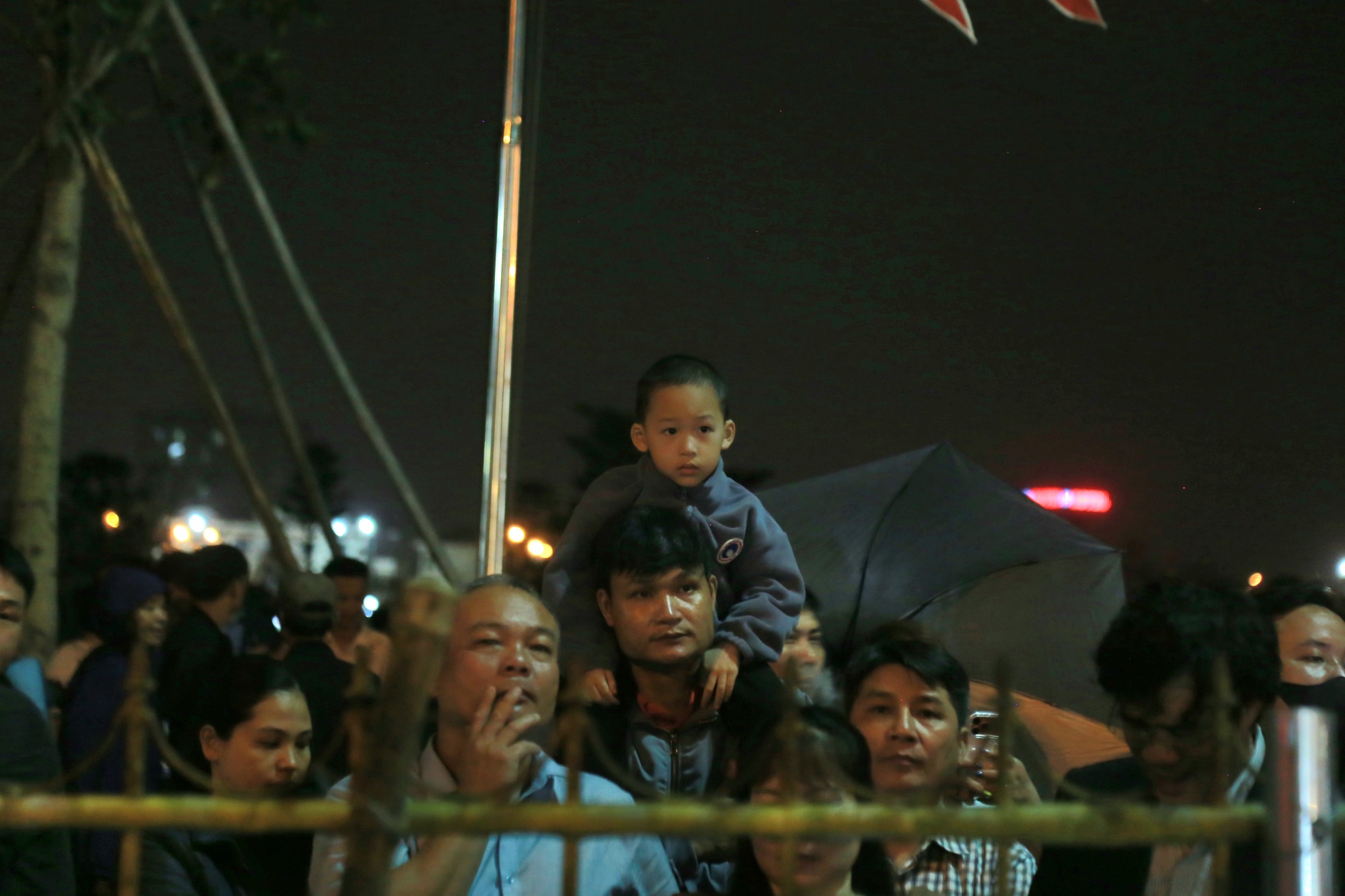 Hàng nghìn người xếp hàng chờ khai ấn Đền Trần Nam Định 2026 trong đêm- Ảnh 11. Hàng nghìn người xếp hàng chờ khai ấn Đền Trần Nam Định 2026 trong đêm- Ảnh 11.