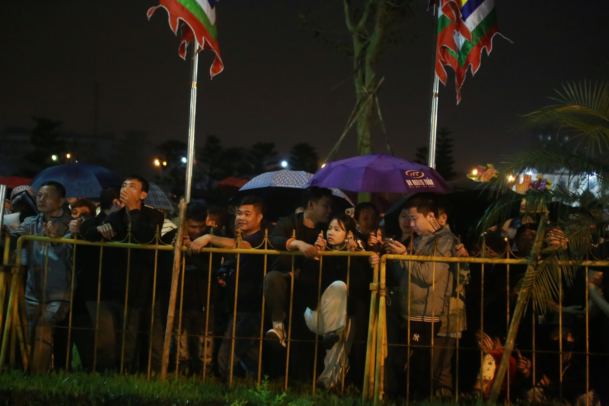 Hàng nghìn người xếp hàng chờ khai ấn Đền Trần Nam Định 2026 trong đêm- Ảnh 8. Hàng nghìn người xếp hàng chờ khai ấn Đền Trần Nam Định 2026 trong đêm- Ảnh 8.