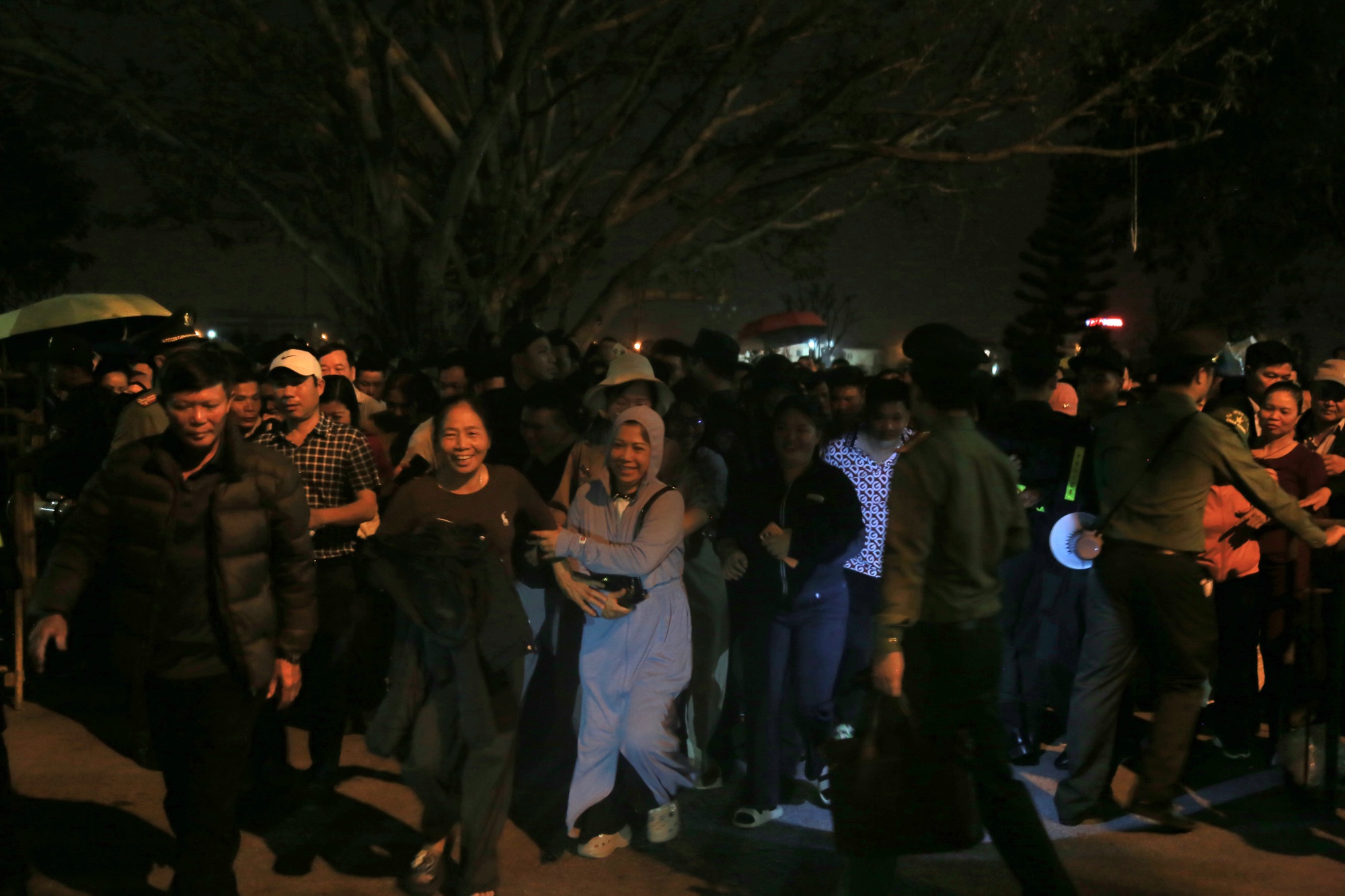 Hàng nghìn người xếp hàng chờ khai ấn Đền Trần Nam Định 2026 trong đêm- Ảnh 13. Hàng nghìn người xếp hàng chờ khai ấn Đền Trần Nam Định 2026 trong đêm- Ảnh 13.