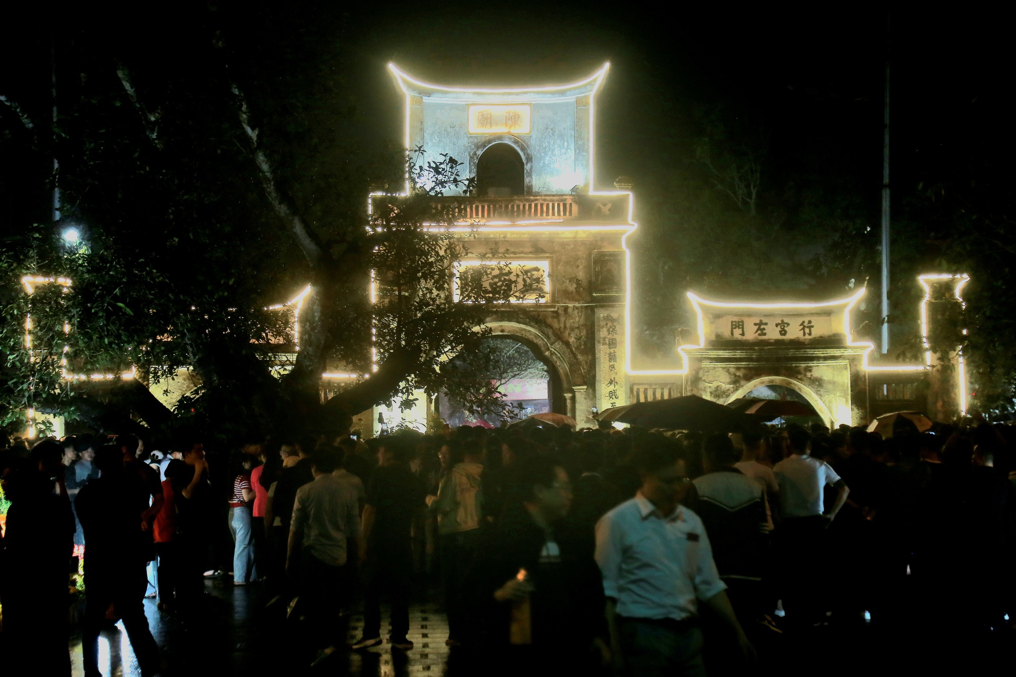 Hàng nghìn người xếp hàng chờ khai ấn Đền Trần Nam Định 2026 trong đêm- Ảnh 14. Hàng nghìn người xếp hàng chờ khai ấn Đền Trần Nam Định 2026 trong đêm- Ảnh 14.