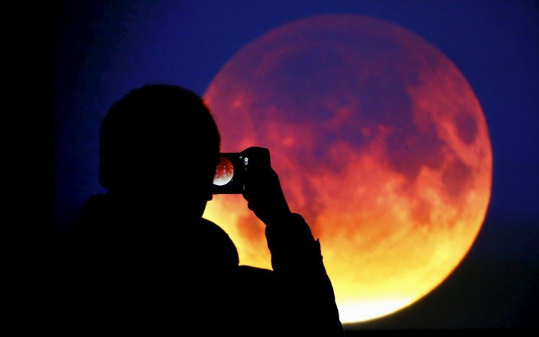 Hướng dẫn cách quan sát trăng máu đẹp nhất từ Việt Nam- Ảnh 2. Hướng dẫn cách quan sát trăng máu đẹp nhất từ Việt Nam- Ảnh 2.