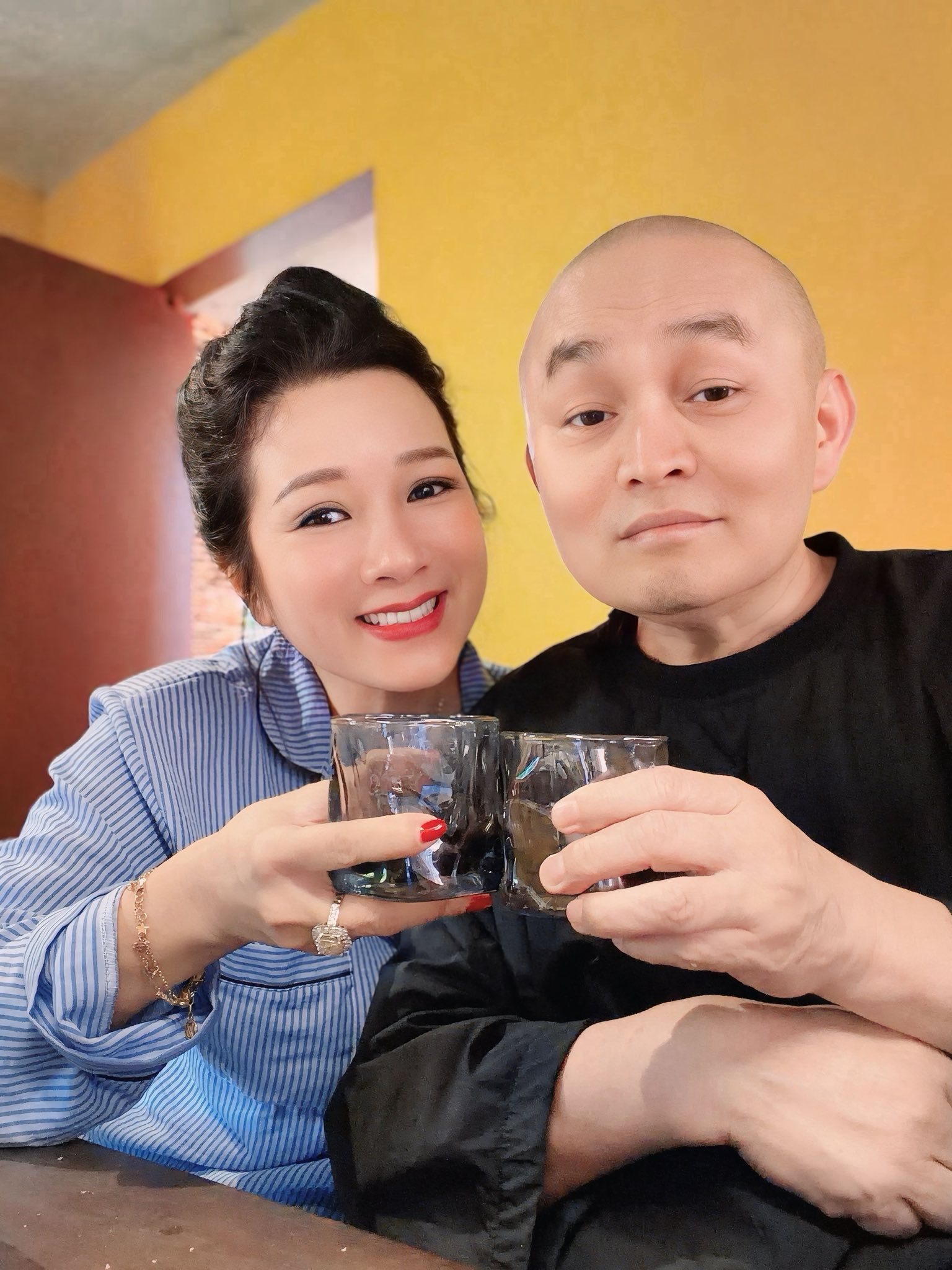 Nữ NSƯT nức tiếng trong làng sân khấu cải lương vừa đóng phim Tết cùng danh hài Xuân Hinh là ai?- Ảnh 2. Nữ NSƯT nức tiếng trong làng sân khấu cải lương vừa đóng phim Tết cùng danh hài Xuân Hinh là ai?- Ảnh 2.