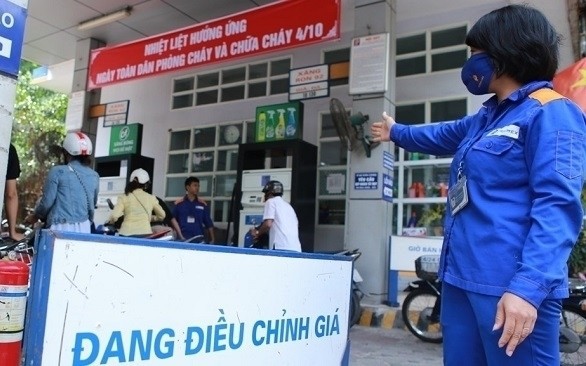 Đường bộ 'gánh' 75% hàng hóa, Bộ Xây dựng nói gì về nguy cơ mất cân đối?- Ảnh 1. Bộ Xây dựng yêu cầu ngăn chặn tăng giá cước vận tải bất hợp lý trước biến động giá xăng dầu