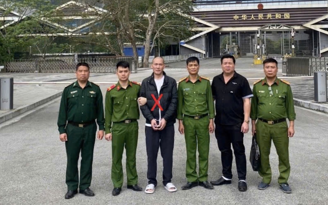 Rượt đuổi, hỗn chiến lúc rạng sáng, 20 thanh thiếu niên bị giữ khẩn cấp- Ảnh 2.