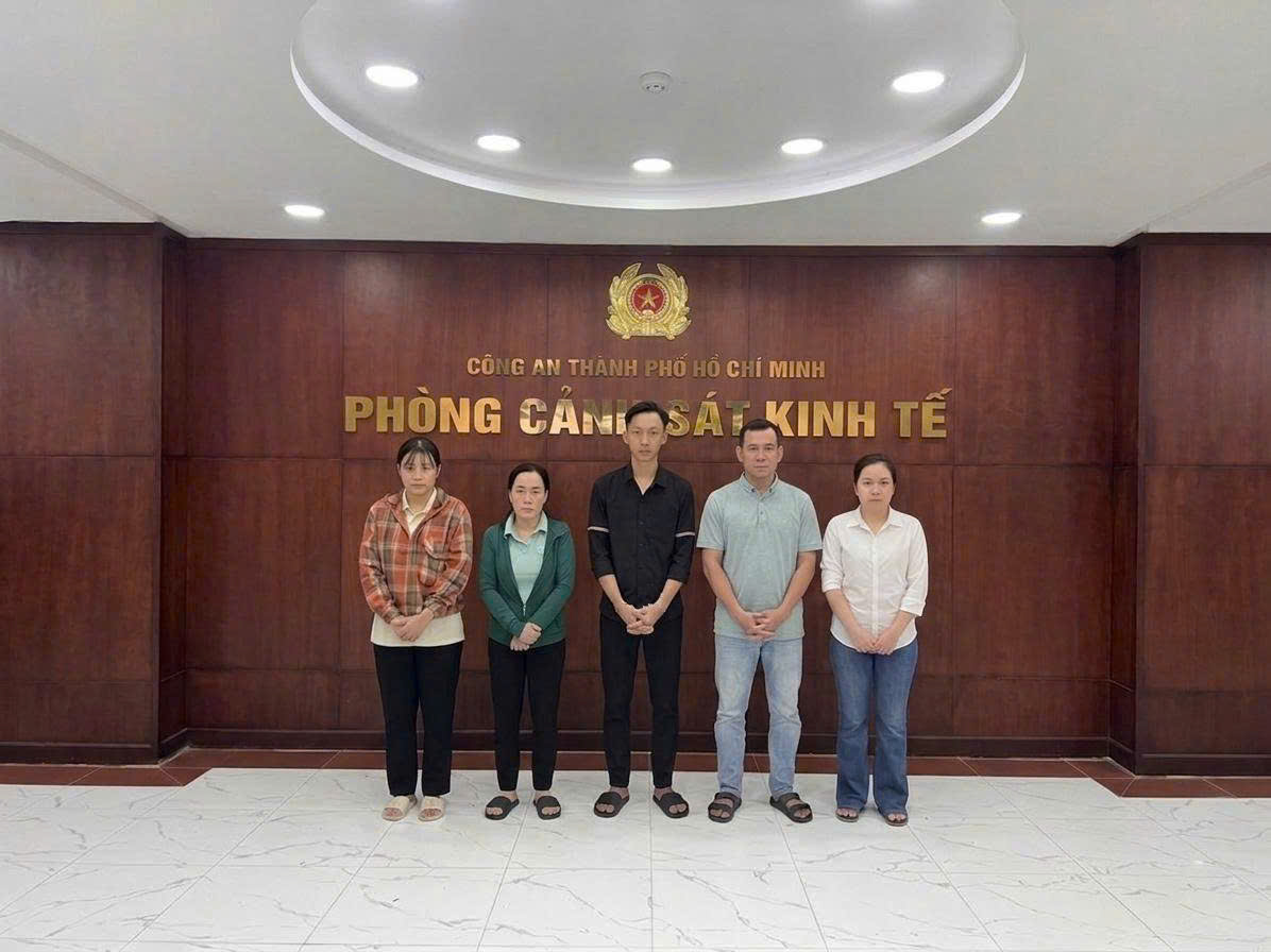 TPHCM: Triệt phá 'đại công xưởng' sản xuất mỹ phẩm giả gắn mác ngoại nhập- Ảnh 1.