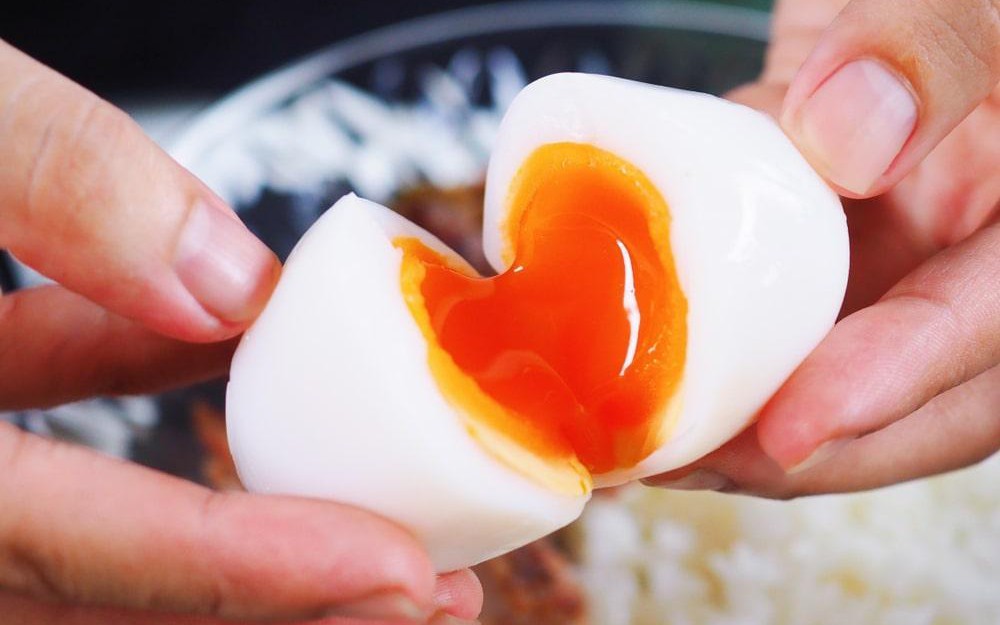 4 nhóm người không nên ăn trứng lòng đào- Ảnh 2.