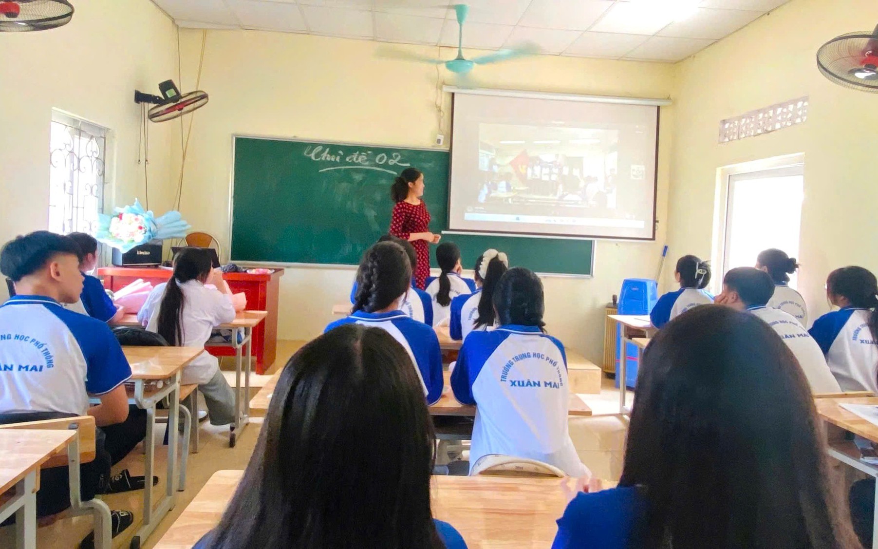 Giáo viên tại nhiều trường học ở Hà Nội vẫn 'mòn mỏi' chờ thu nhập tăng thêm- Ảnh 2.