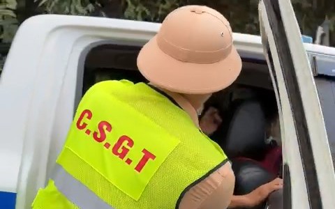CSGT dùng xe chuyên dụng đưa người bị nạn đi cấp cứu kịp thời