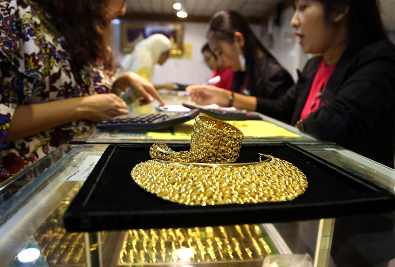 Giá vàng bốc hơi 5 triệu đồng/lượng chỉ sau 2 giờ mở cửa- Ảnh 3. Giá vàng bốc hơi 5 triệu đồng/lượng chỉ sau 2 giờ mở cửa- Ảnh 3.