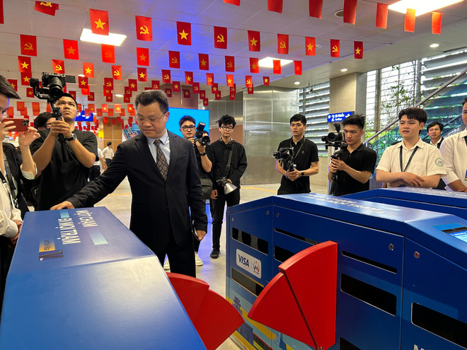 Khách đi tàu điện Metro Hà Nội được thụ hưởng giá trị lợi ích công nghệ số- Ảnh 1. Khách đi tàu điện Metro Hà Nội được thụ hưởng giá trị lợi ích công nghệ số- Ảnh 1.