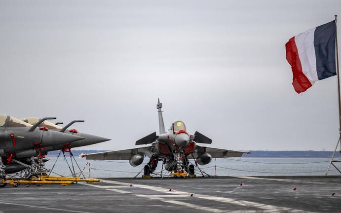 Mỹ phô diễn sức mạnh trực thăng tầm xa xuyên bán đảo Triều Tiên- Ảnh 2. Ứng dụng thể dục của Mỹ tiết lộ vị trí tàu sân bay Pháp