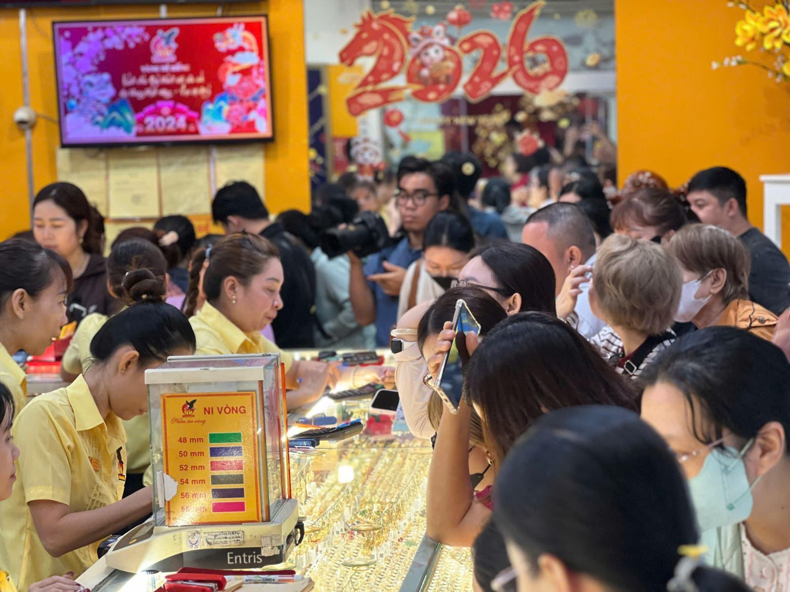 Giá vàng bốc hơi 5 triệu đồng/lượng chỉ sau 2 giờ mở cửa- Ảnh 1. Giá vàng bốc hơi 5 triệu đồng/lượng chỉ sau 2 giờ mở cửa- Ảnh 1.