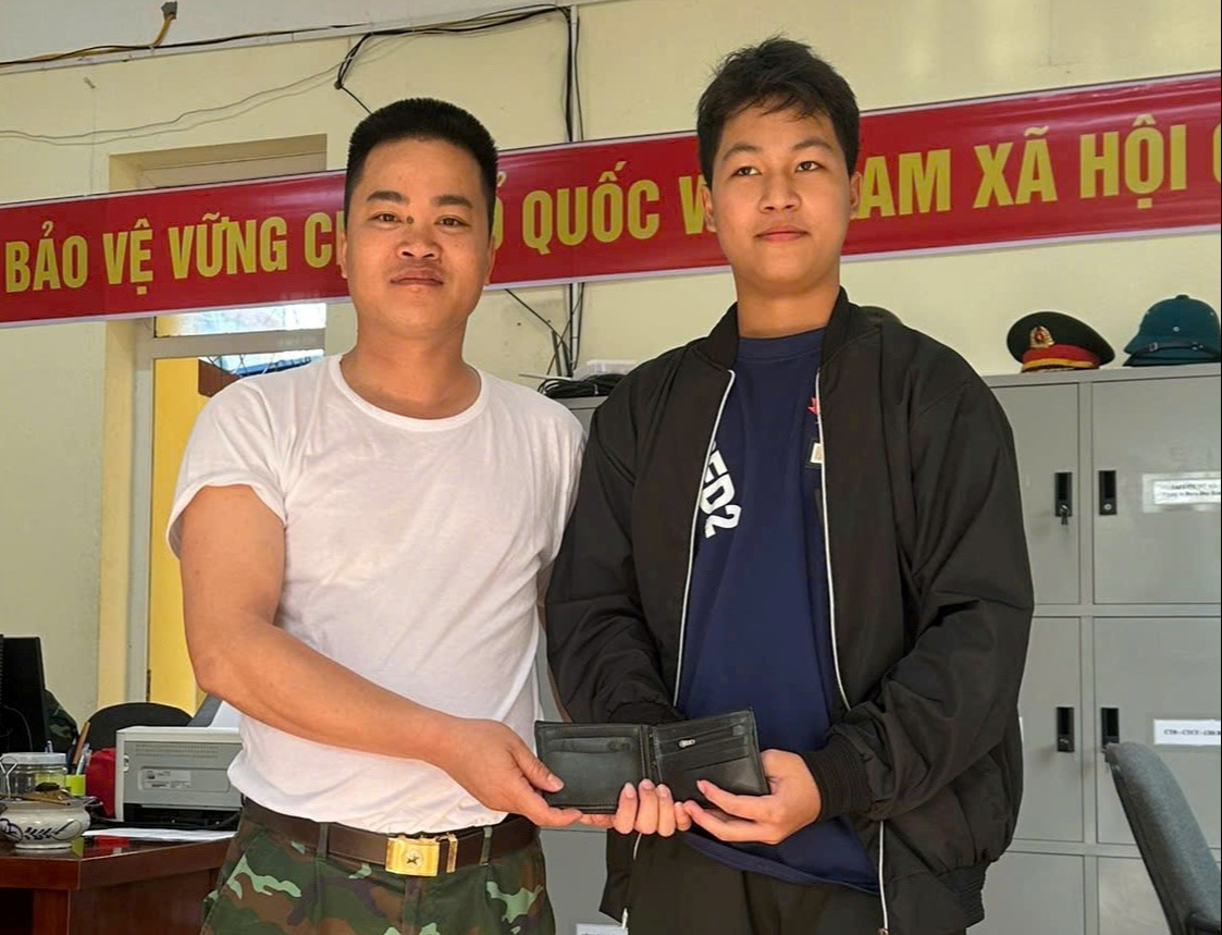 Hành động đẹp của nam sinh lớp 10 ở Hải Phòng sau khi nhặt được số tiền lớn- Ảnh 2. Hành động đẹp của nam sinh lớp 10 ở Hải Phòng sau khi nhặt được số tiền lớn- Ảnh 2.