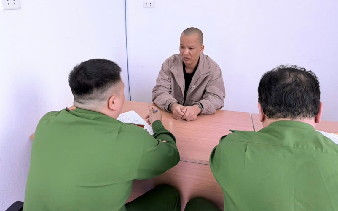 Thanh niên bị bắt vì rút tiền từ thẻ tín dụng của khách- Ảnh 2. Thanh niên bị bắt vì rút tiền từ thẻ tín dụng của khách- Ảnh 2.