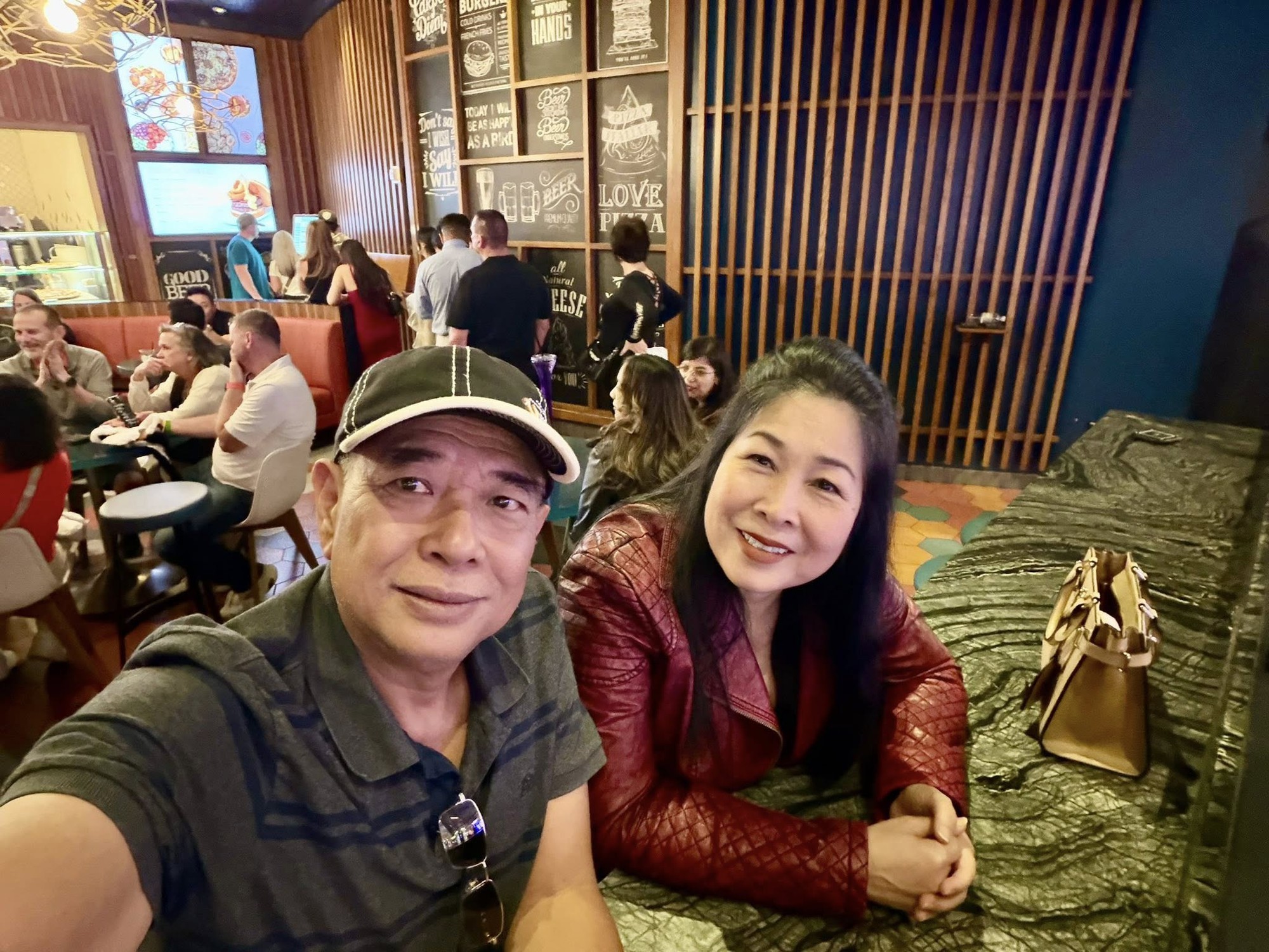 NSND Hồng Vân - tài tử Lê Tuấn Anh có hôn nhân đẹp ở tuổi trung niên- Ảnh 2. NSND Hồng Vân - tài tử Lê Tuấn Anh có hôn nhân đẹp ở tuổi trung niên- Ảnh 2.