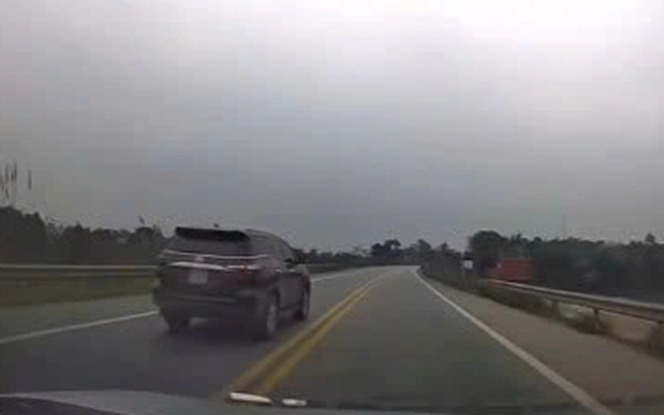 Phạt tài xế xe biển xanh vượt ẩu vào làn đường ngược chiều trên cao tốc