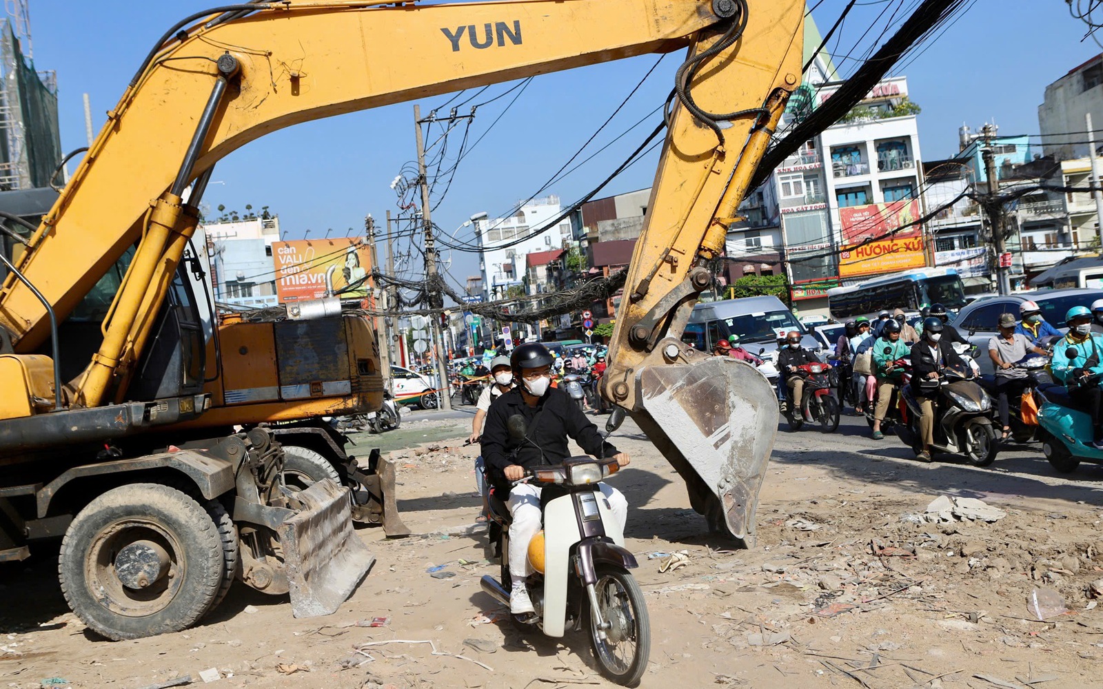 TPHCM: 15 phút, hơn 100 tài xế ‘leo’ xe máy lên vỉa hè