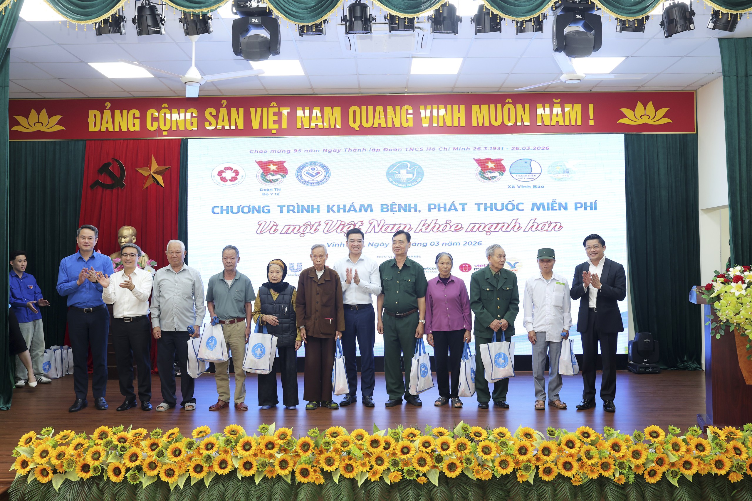 Khám bệnh, tặng quà miễn phí 'Vì một Việt Nam khoẻ mạnh hơn' cho 500 người dân Vĩnh Bảo - Hải Phòng- Ảnh 5.