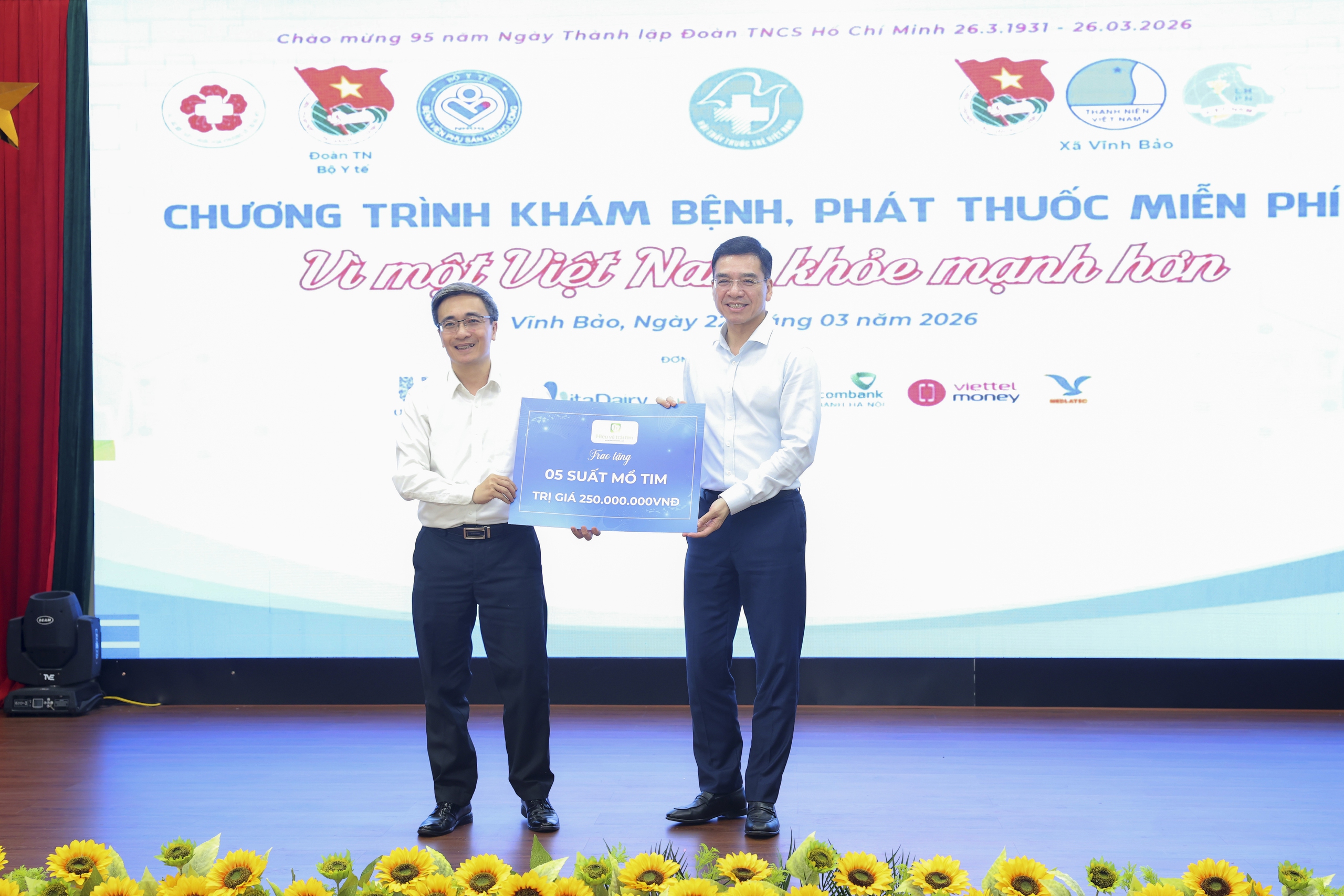 Khám bệnh, tặng quà miễn phí 'Vì một Việt Nam khoẻ mạnh hơn' cho 500 người dân Vĩnh Bảo - Hải Phòng- Ảnh 6.