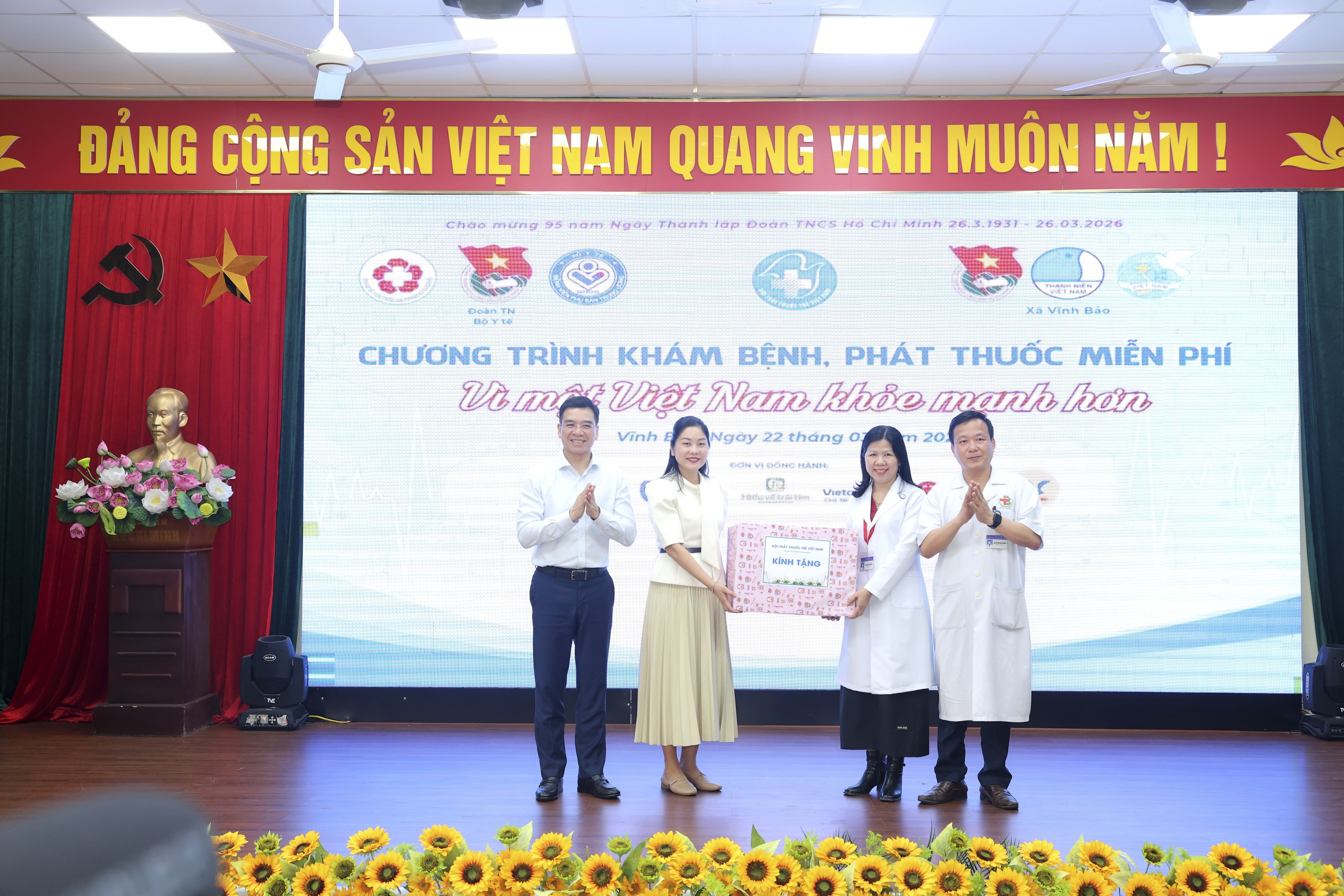 Khám bệnh, tặng quà miễn phí 'Vì một Việt Nam khoẻ mạnh hơn' cho 500 người dân Vĩnh Bảo - Hải Phòng- Ảnh 7.
