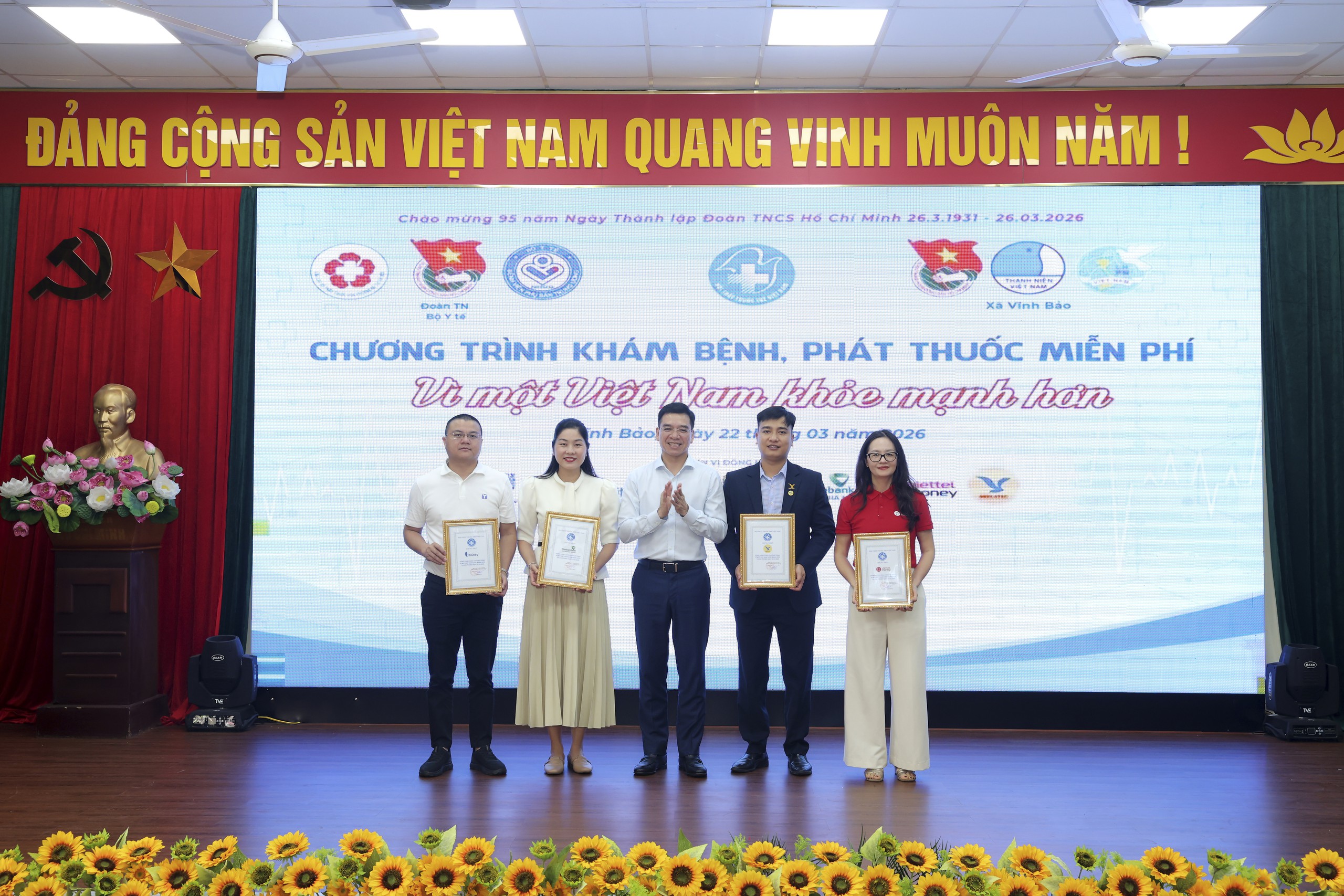 Khám bệnh, tặng quà miễn phí 'Vì một Việt Nam khoẻ mạnh hơn' cho 500 người dân Vĩnh Bảo - Hải Phòng- Ảnh 11.