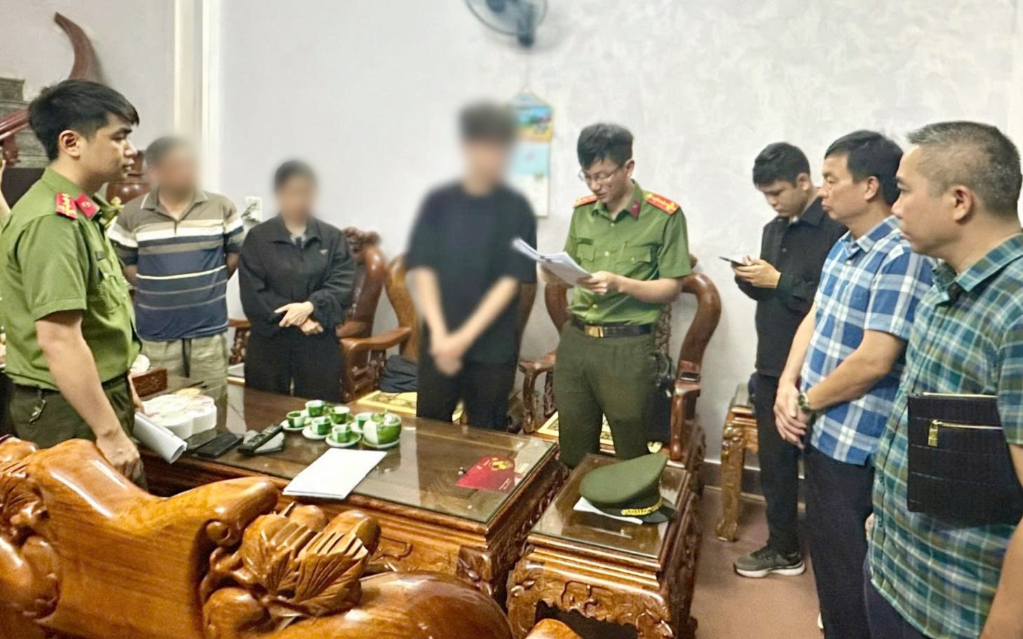 Triệt phá 3 nhóm tội phạm núp bóng doanh nghiệp, thu 4 khẩu súng, giữ khẩn cấp 10 đối tượng- Ảnh 7.