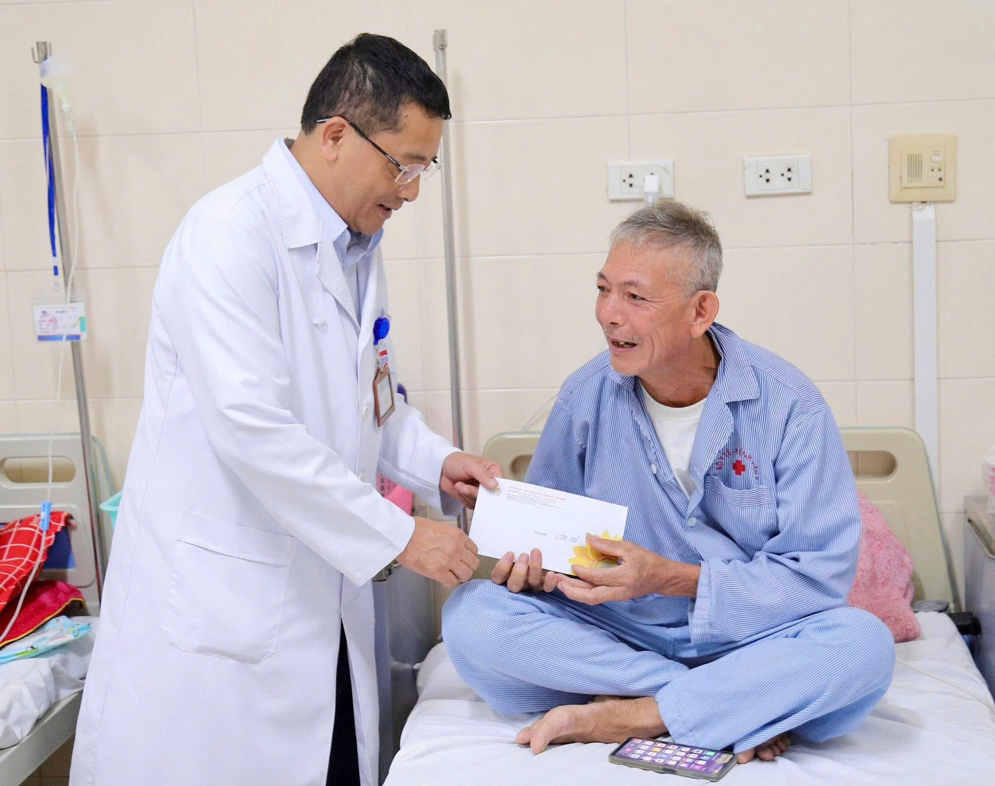 Nghề công tác xã hội - nhịp cầu kết nối tấm lòng sẻ chia dành cho người bệnh ung thư- Ảnh 3.